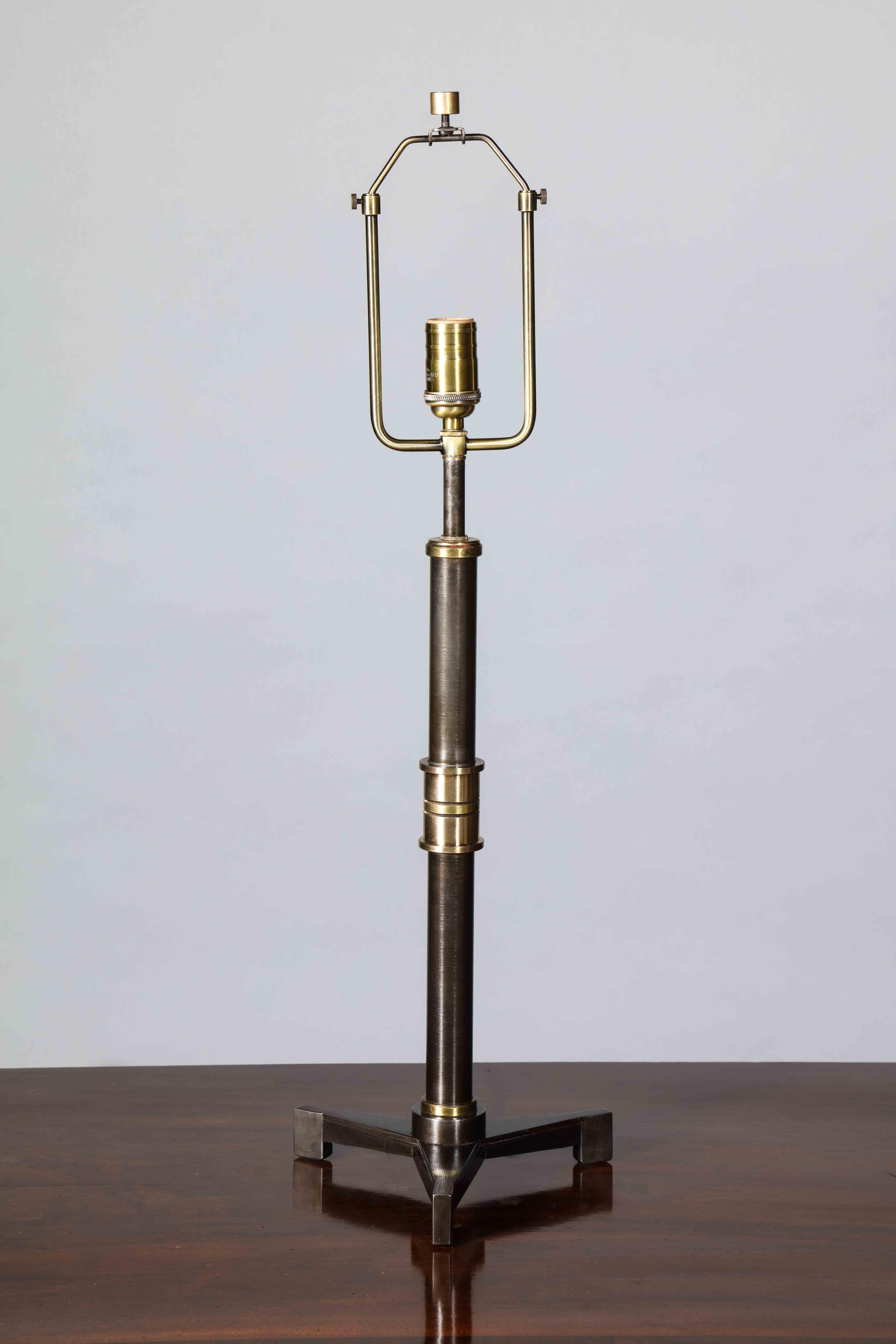 Soudé Lampe de bureau contemporaine « Trefoil » avec détails en bronze en vente