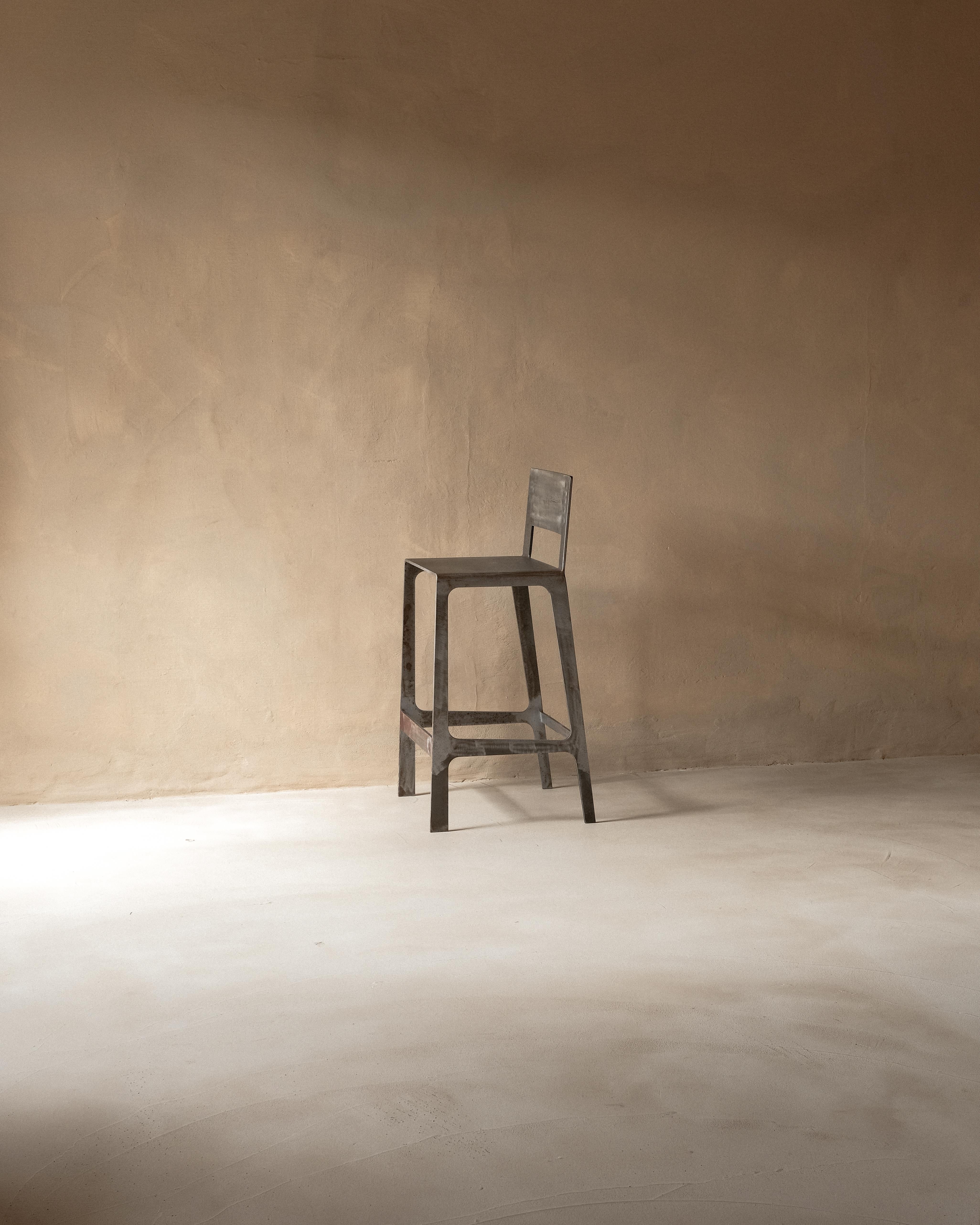 Tabouret de bar contemporain Forever avec dossier en acier patiné par Dennis Kaiser
Dimensions : D 40 x L 35 x H 93 cm. SH : 68 cm.
MATERIAL : Steele.

Fabriqué à la main en Toscane, Italie. La personnalisation est possible sur demande. Veuillez