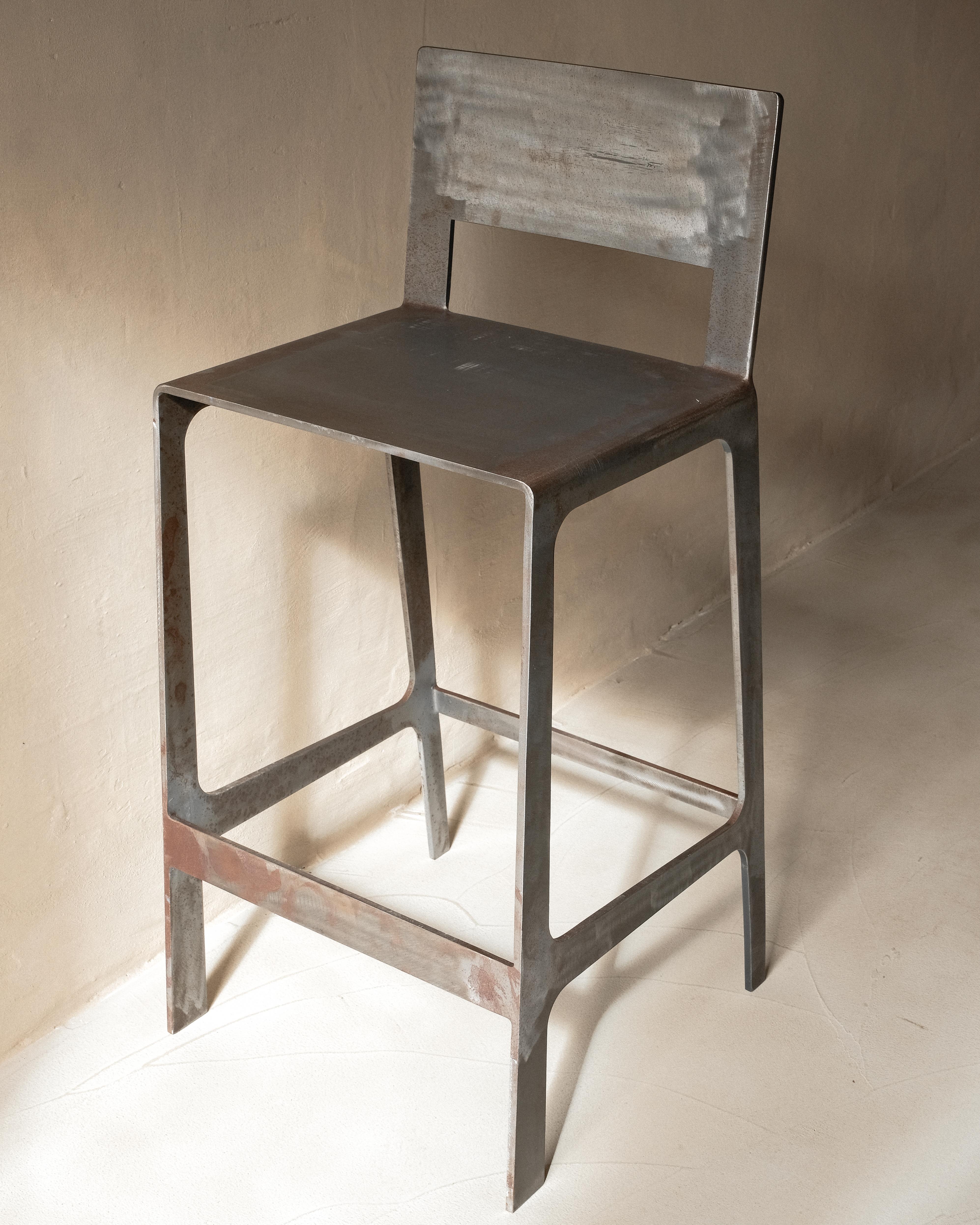 Postmoderne Tabouret de bar contemporain en acier patiné Nature avec dossier par Dennis Kaiser en vente