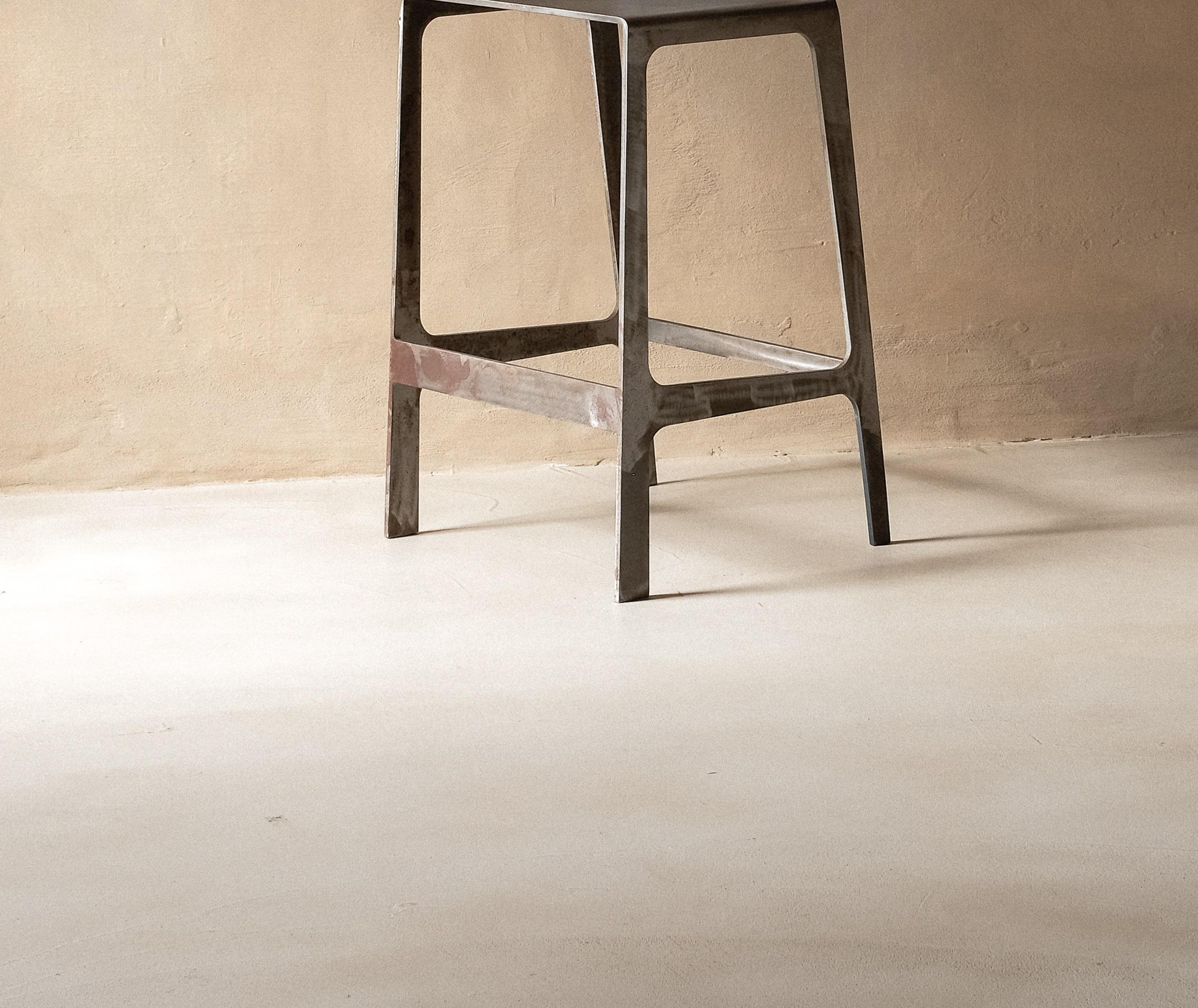 Tabouret de bar contemporain en acier patiné Nature avec dossier par Dennis Kaiser Neuf - En vente à Geneve, CH