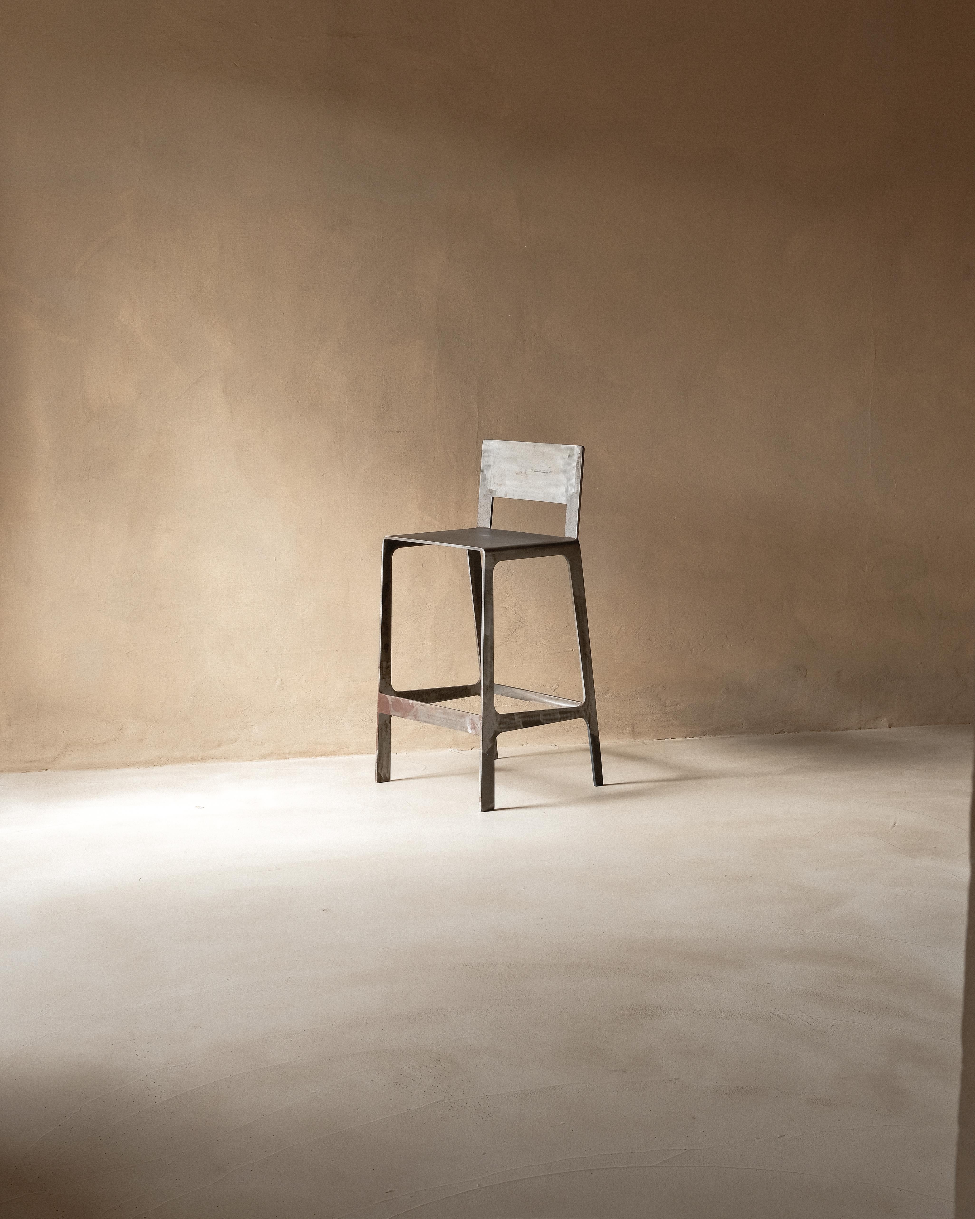 XXIe siècle et contemporain Tabouret de bar contemporain en acier patiné Nature avec dossier par Dennis Kaiser en vente