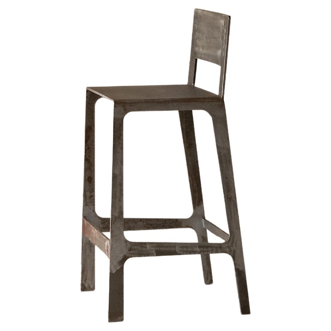 Tabouret de bar contemporain en acier patiné Nature avec dossier par Dennis Kaiser