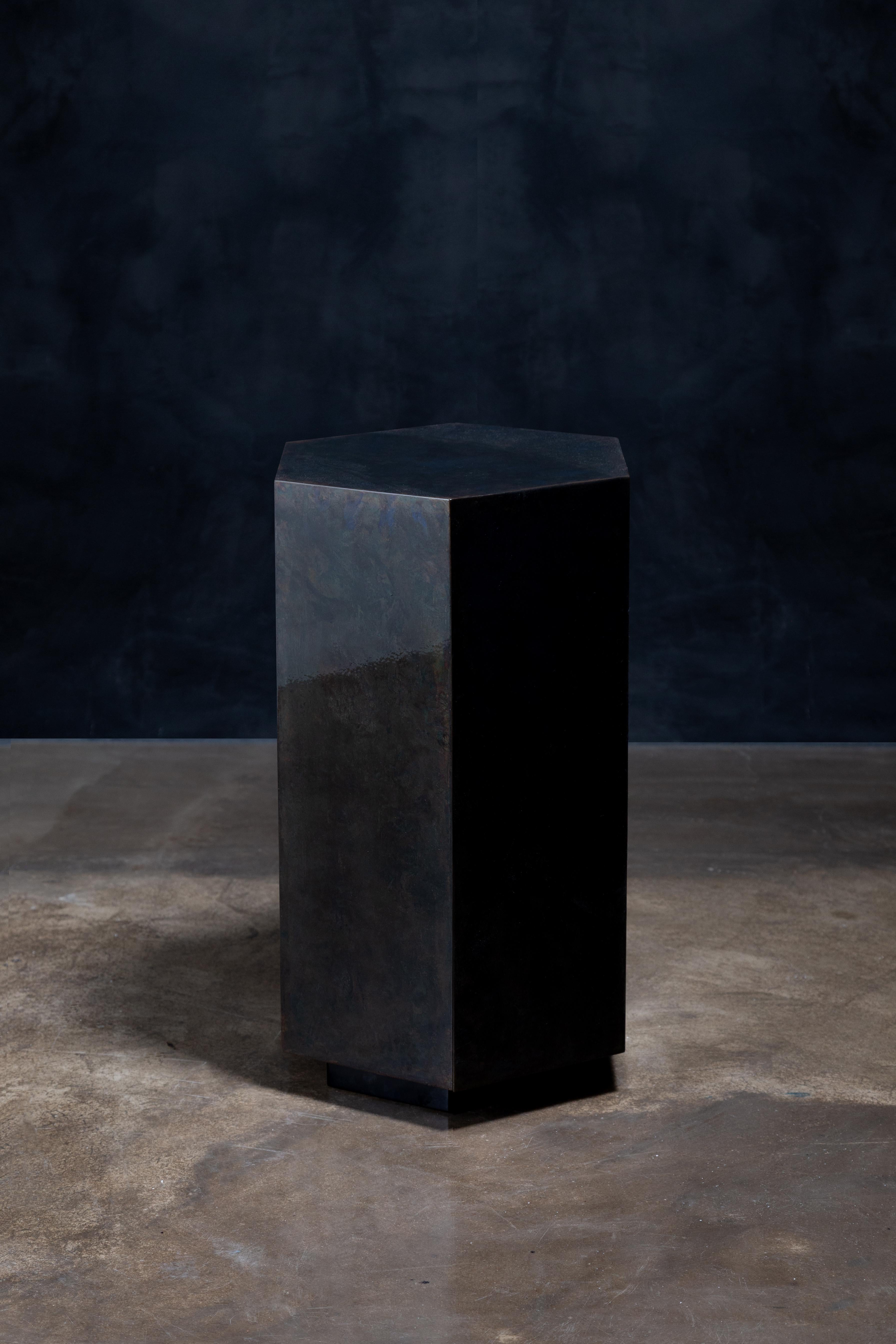 Ettore Hex's name comes from its hexagonal shape and can be specified in any of Costantini’s available materials
and finishes. Shown here in patinated steel, this side table feature a modern, geometric shape that allows the
subtle variations of