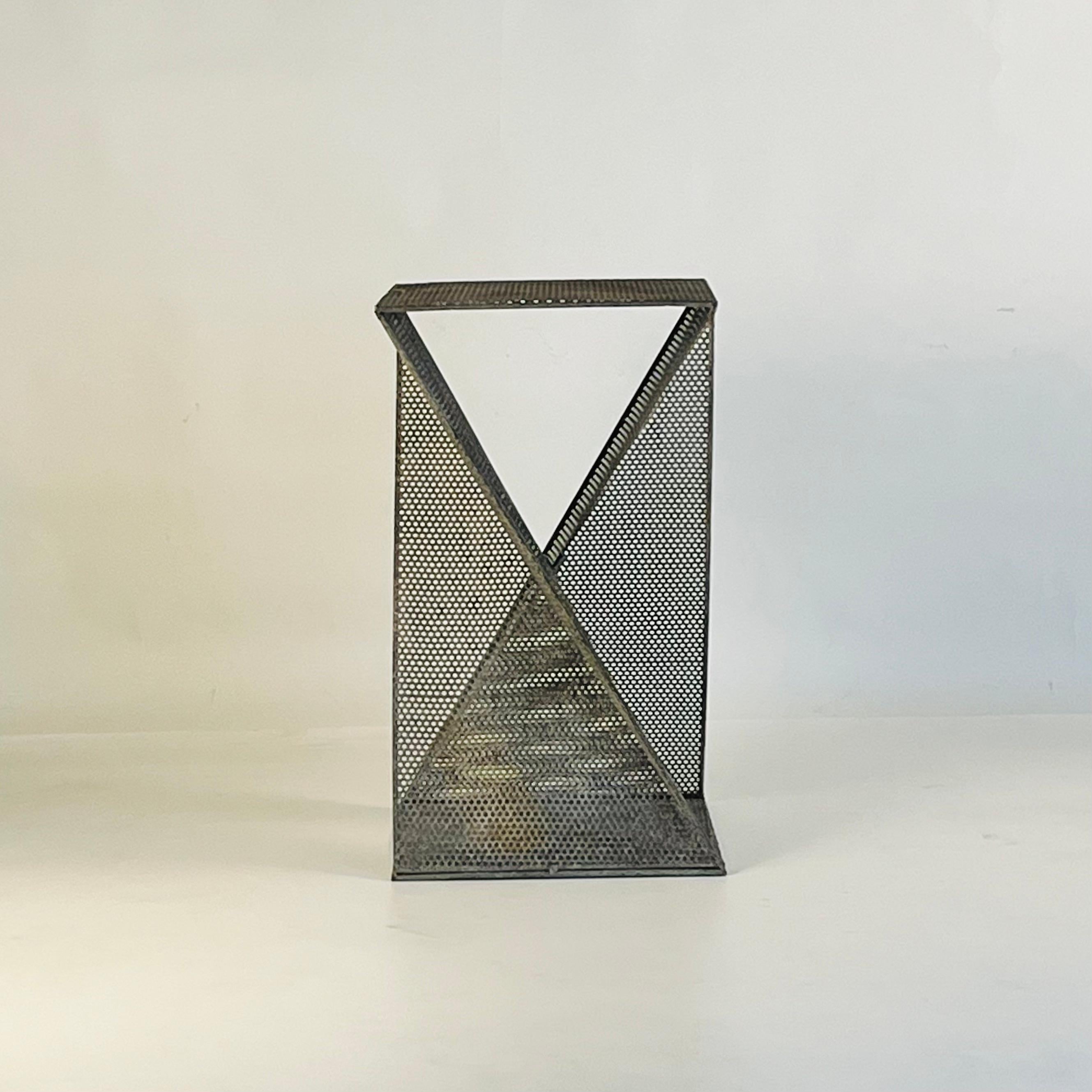 Brutalisme Table d'appoint ou The Pedestal en acier patiné dans le style de Mathieu Matégot en vente
