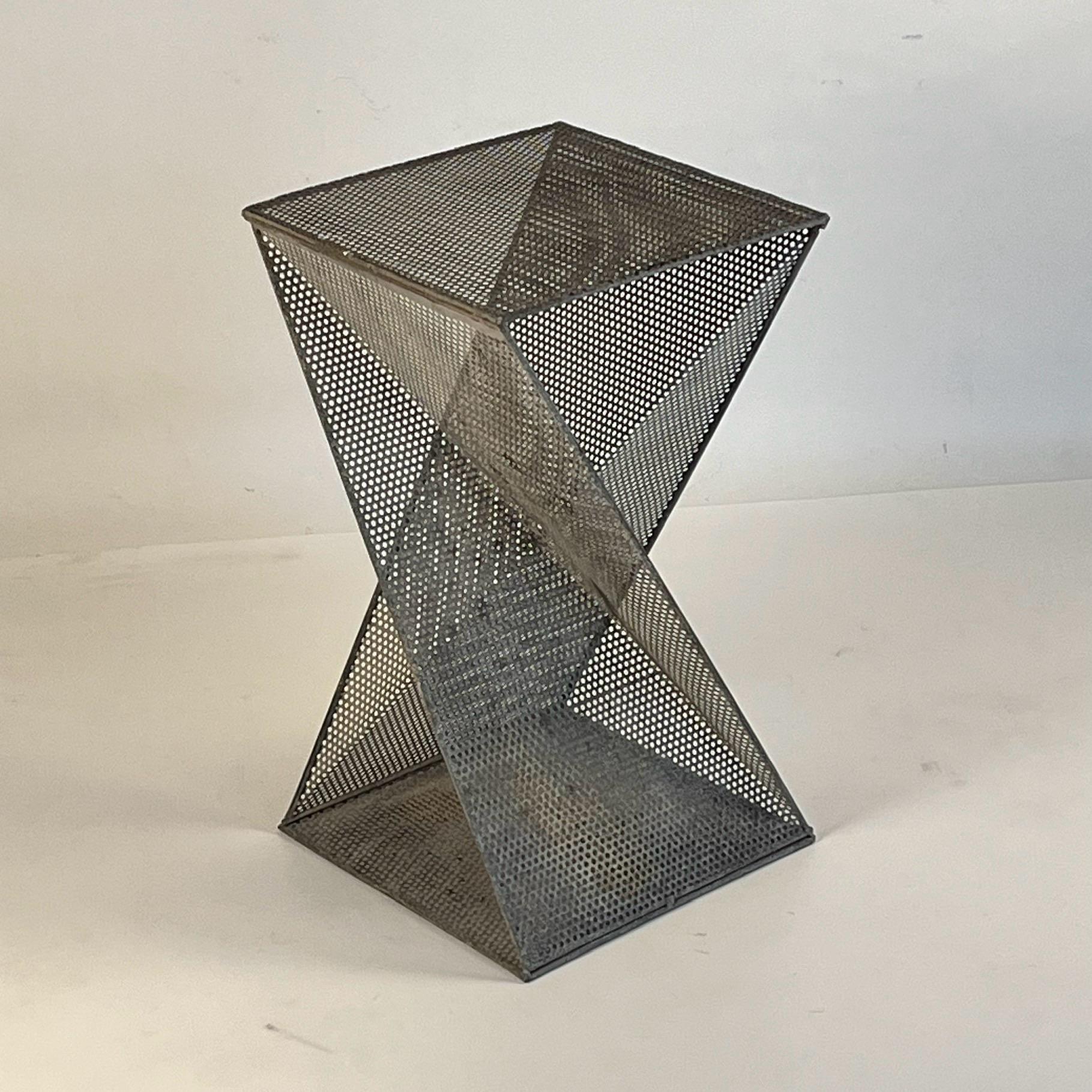 Français Table d'appoint ou The Pedestal en acier patiné dans le style de Mathieu Matégot en vente