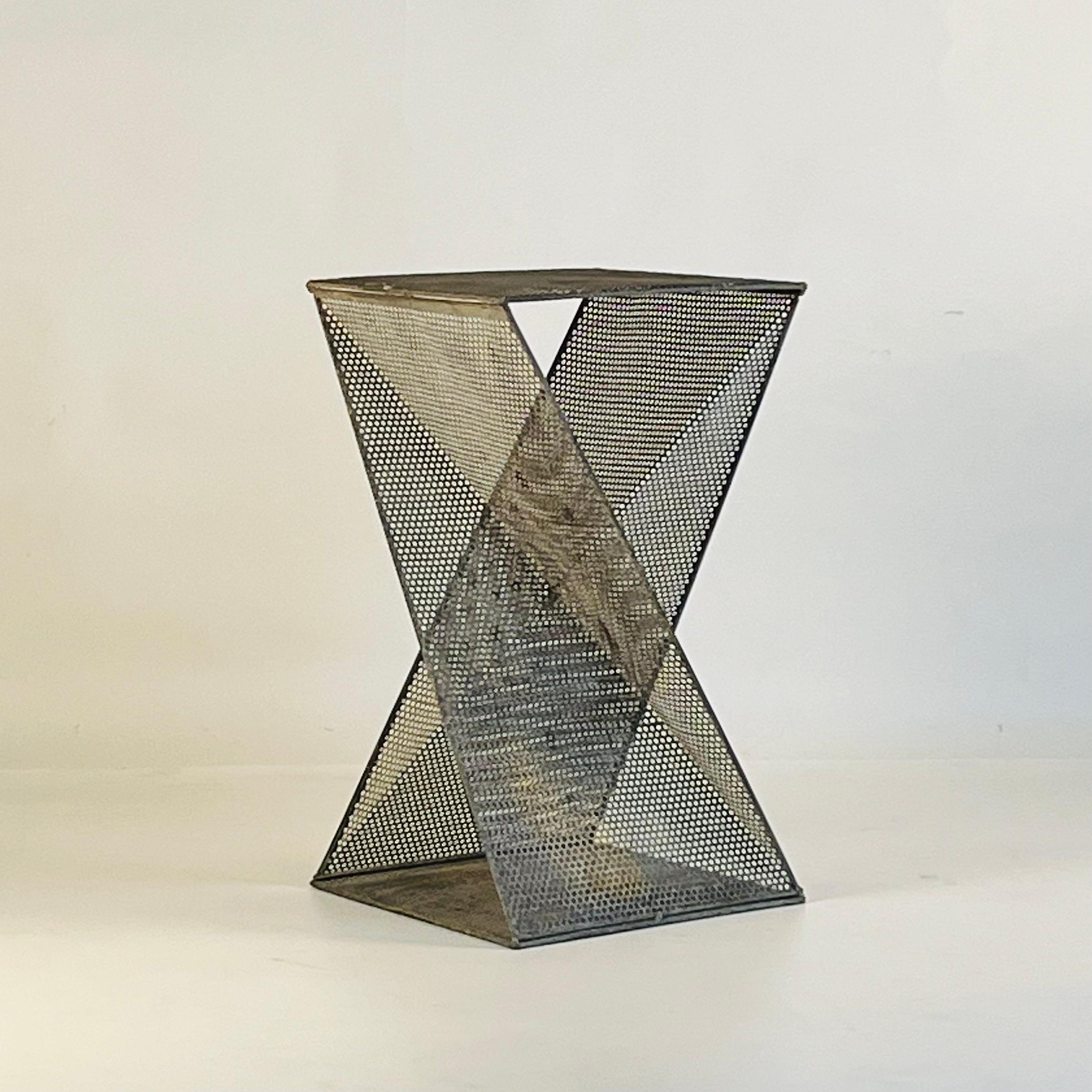 Patiné Table d'appoint ou The Pedestal en acier patiné dans le style de Mathieu Matégot en vente