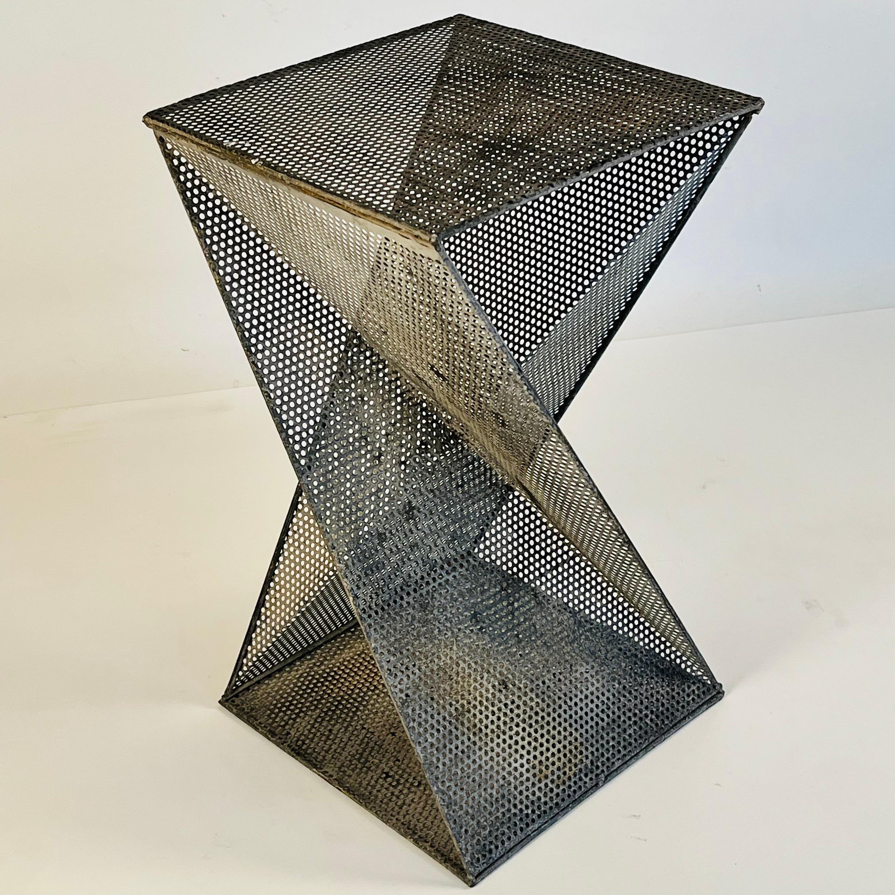 Table d'appoint ou The Pedestal en acier patiné dans le style de Mathieu Matégot Bon état - En vente à Los Angeles, CA