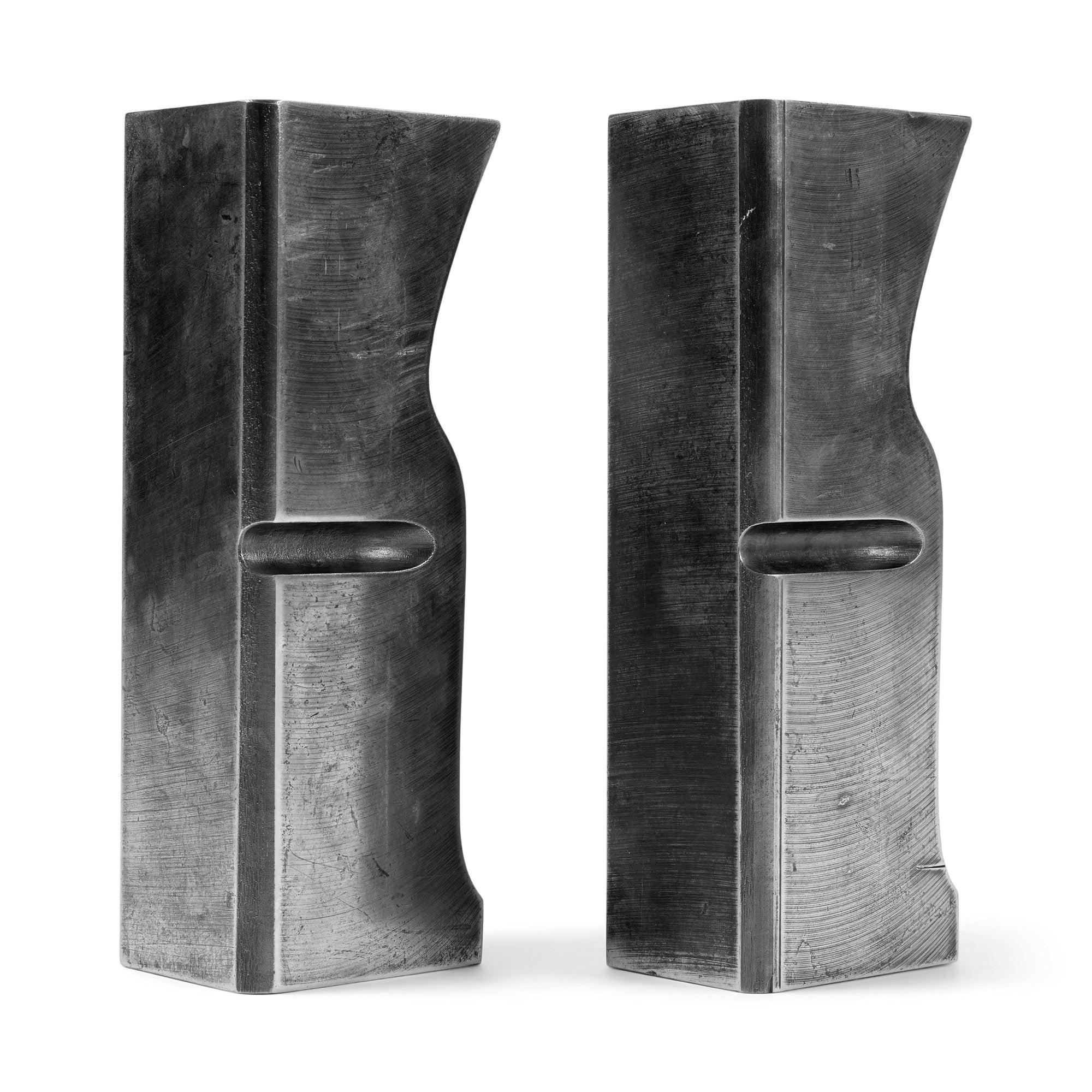 Una coppia di stampi a forcella in acciaio lavorato che possono essere utilizzati come fermalibri o sculture. Venduto in coppia.