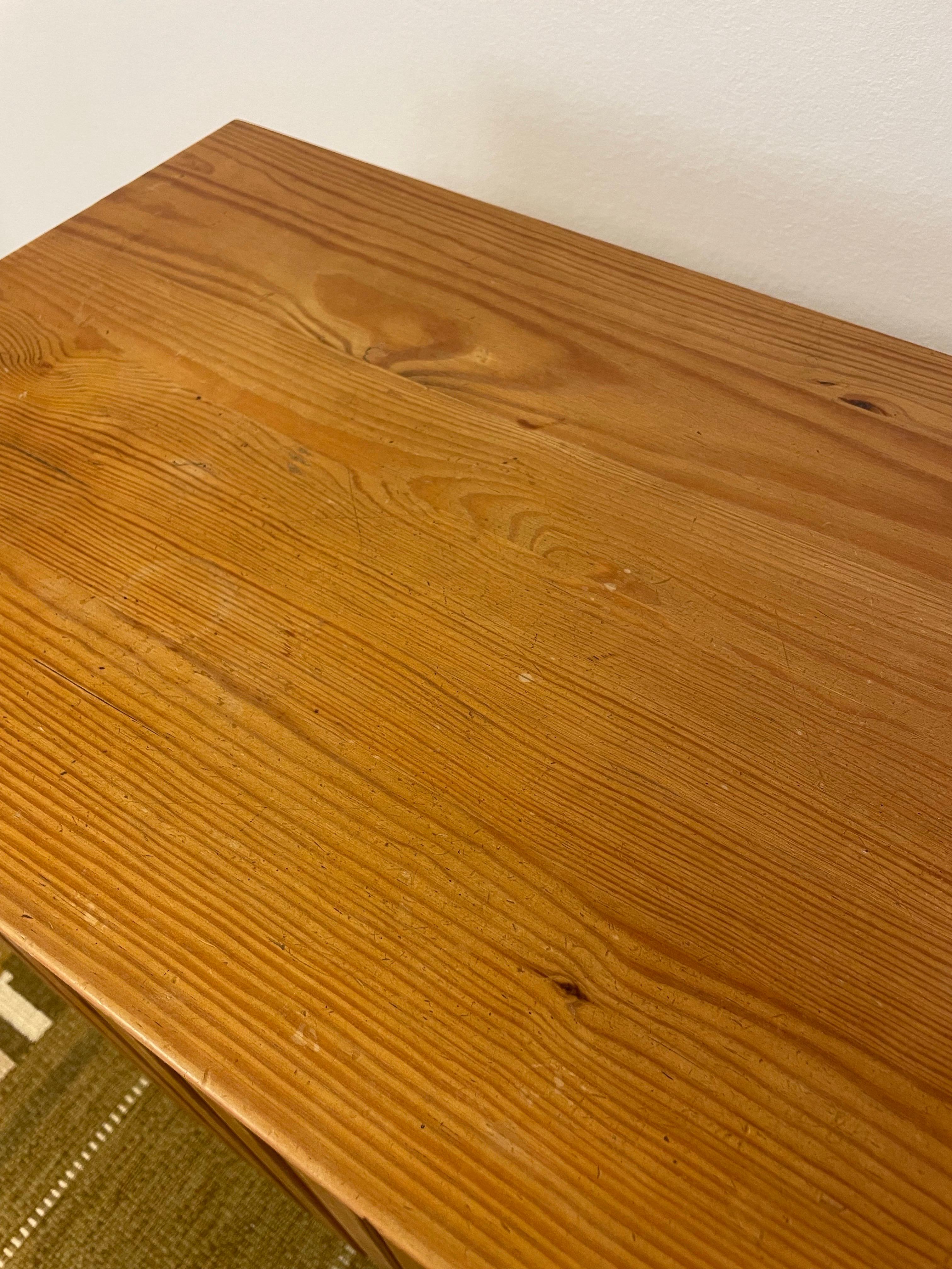 Mobile in pino svedese patinato degli anni '40 