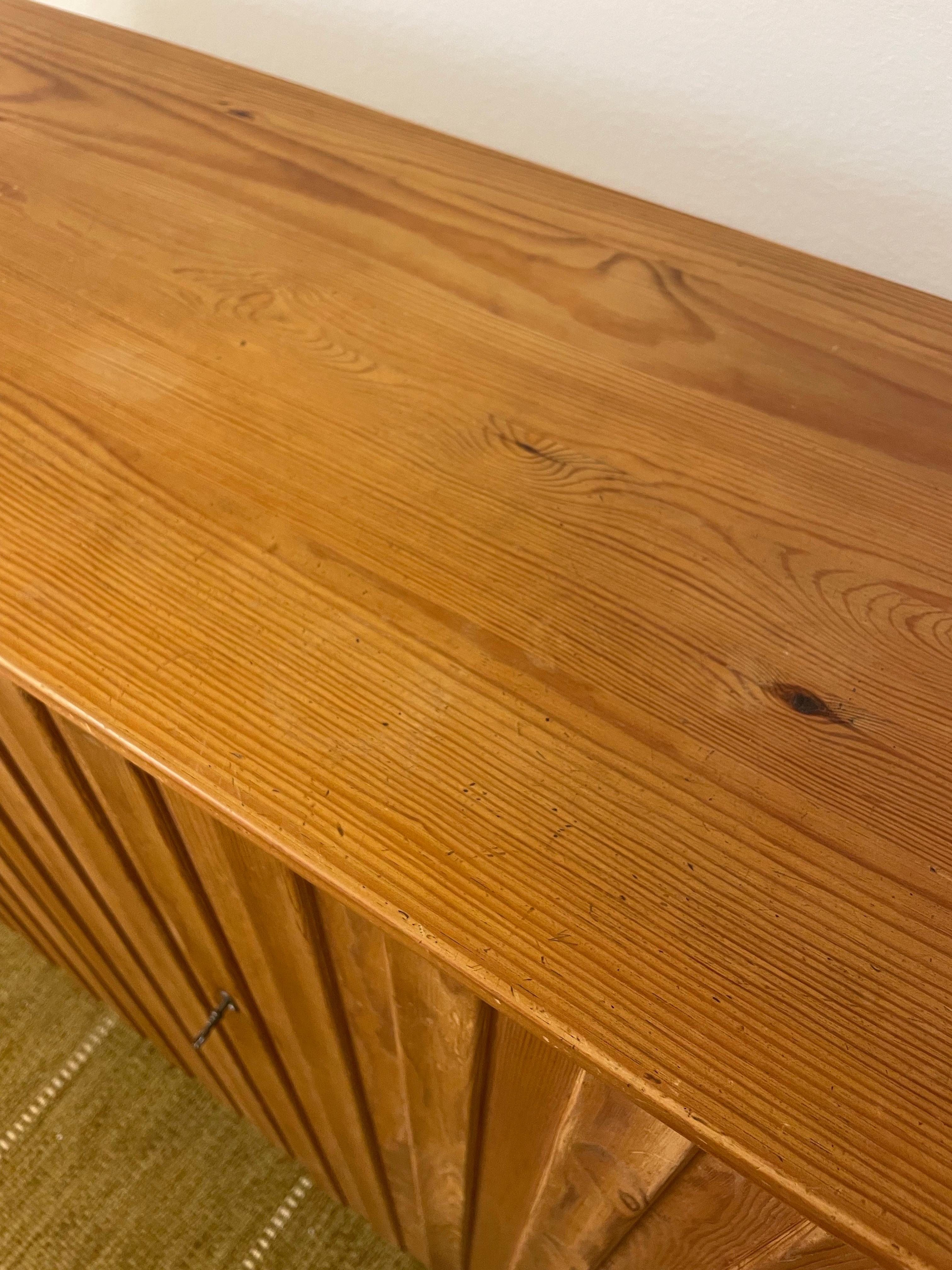 Mobile in pino svedese patinato degli anni '40 