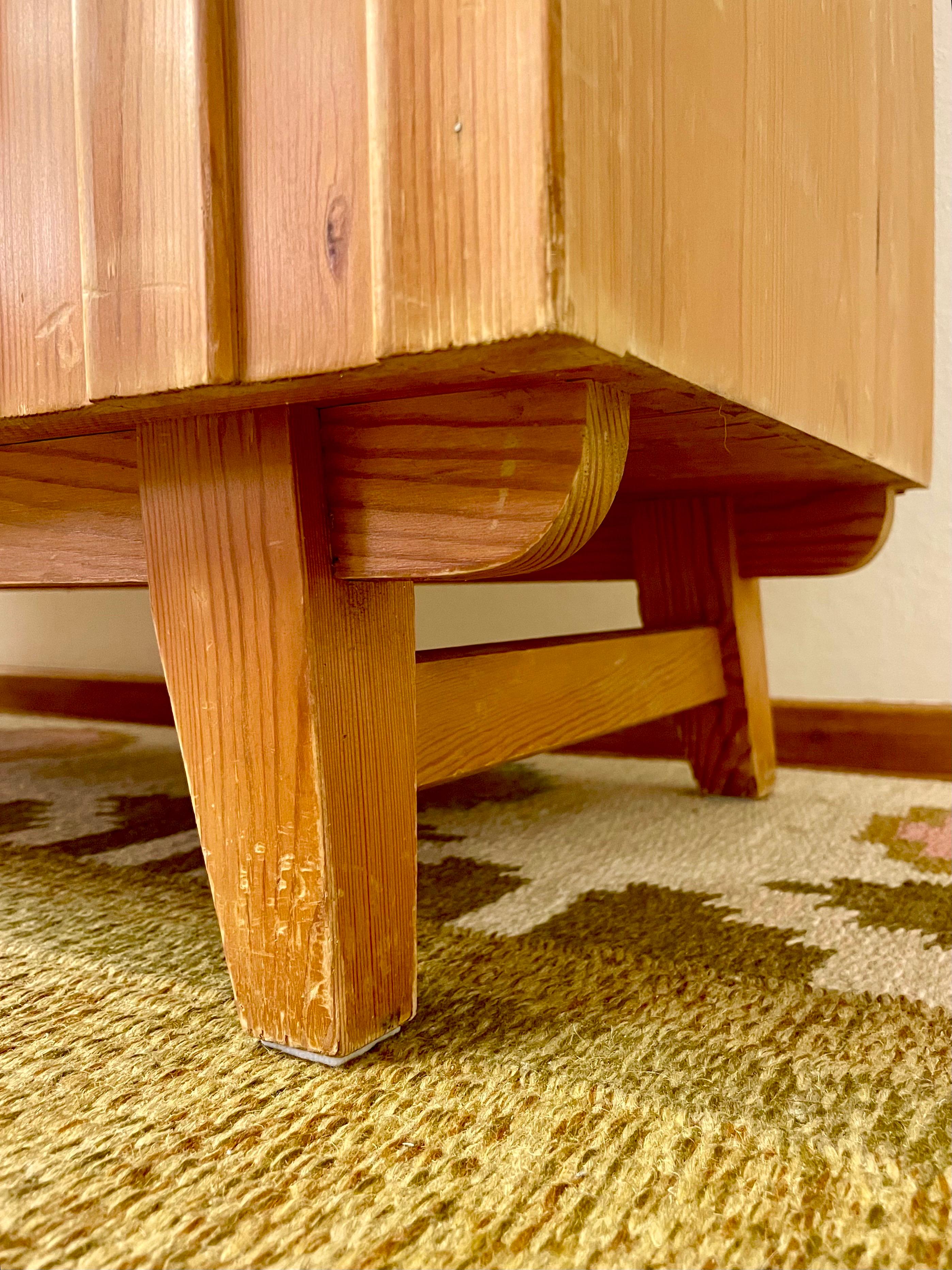 Mobile in pino svedese patinato degli anni '40 