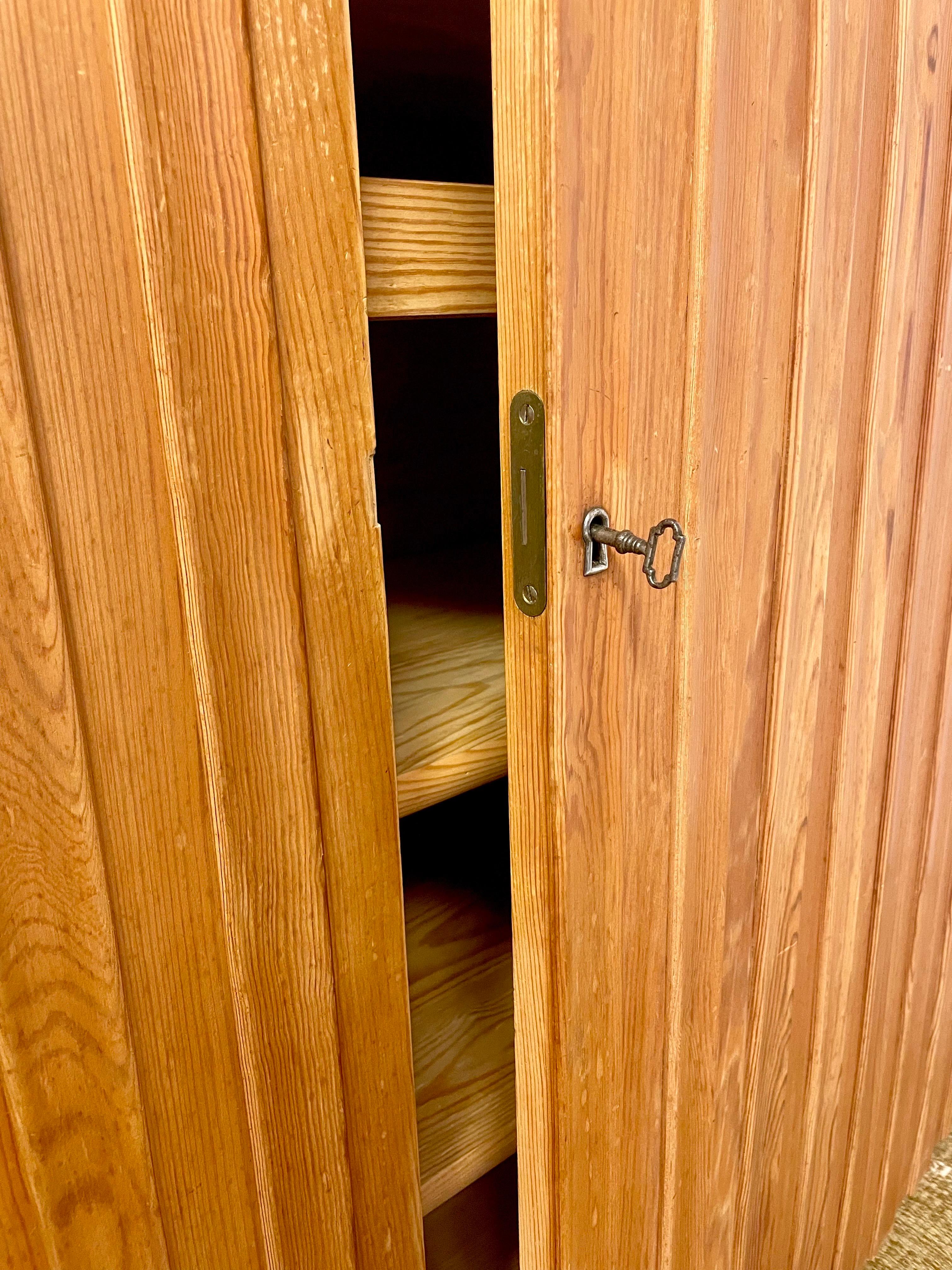 Mobile in pino svedese patinato degli anni '40 