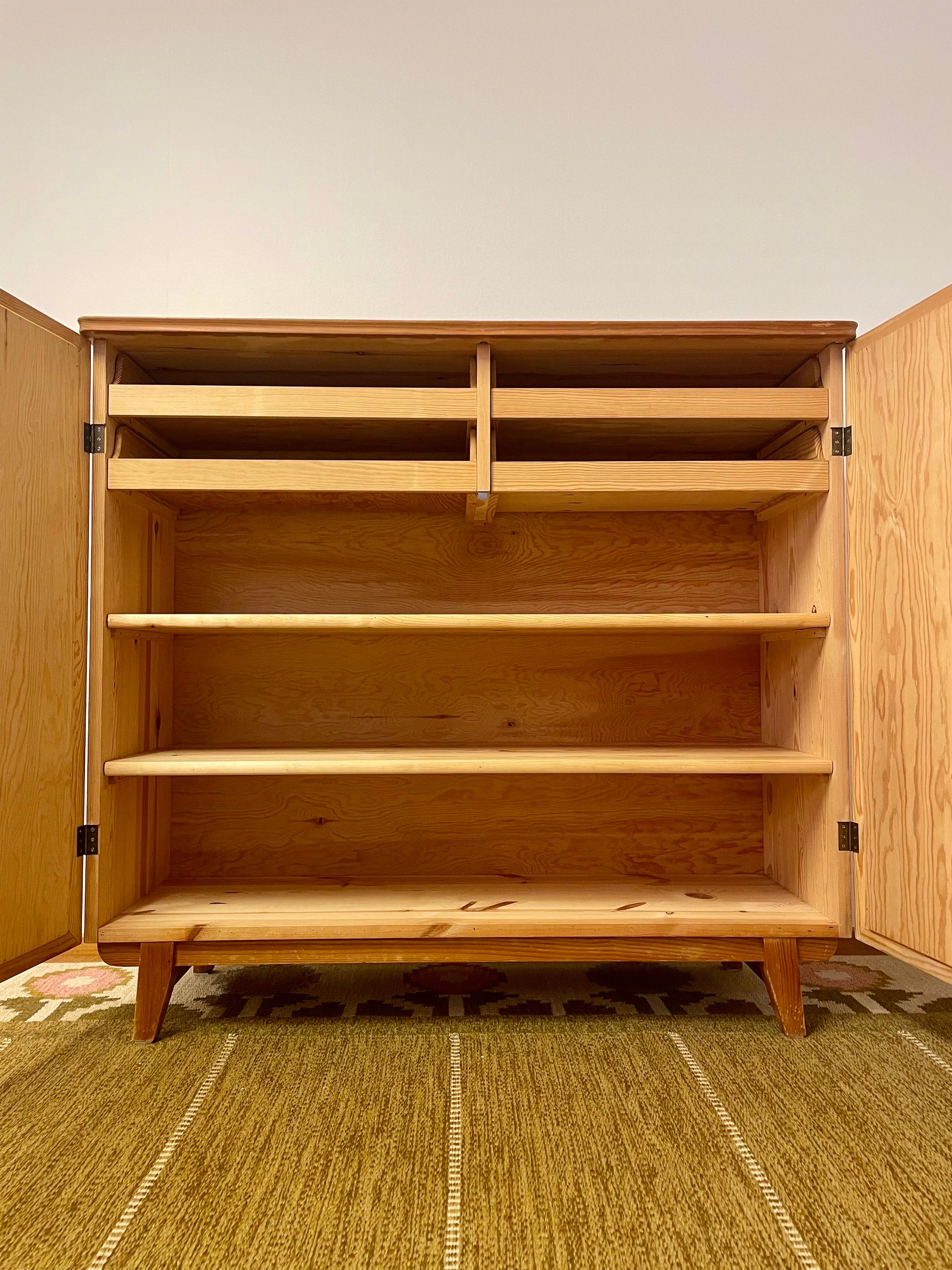 Mobile in pino svedese patinato degli anni '40 