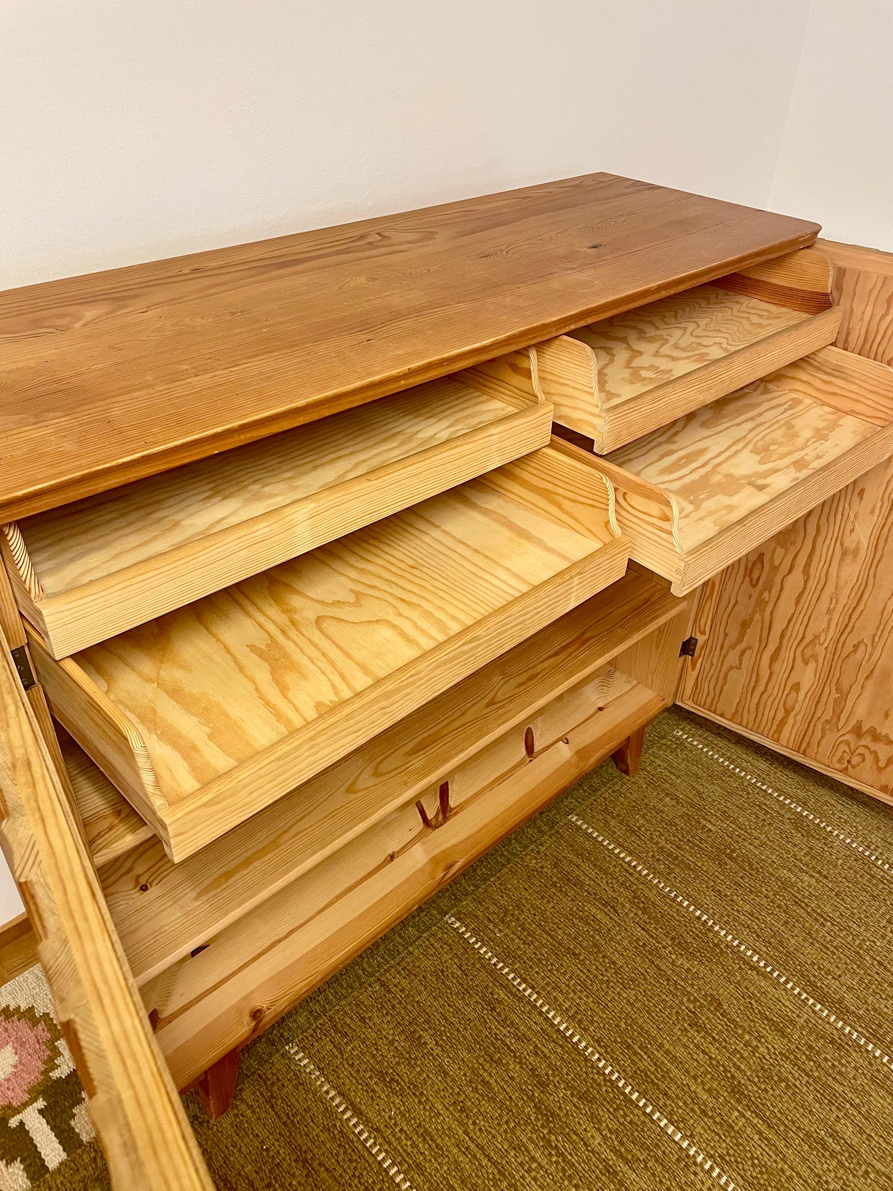 Mobile in pino svedese patinato degli anni '40 