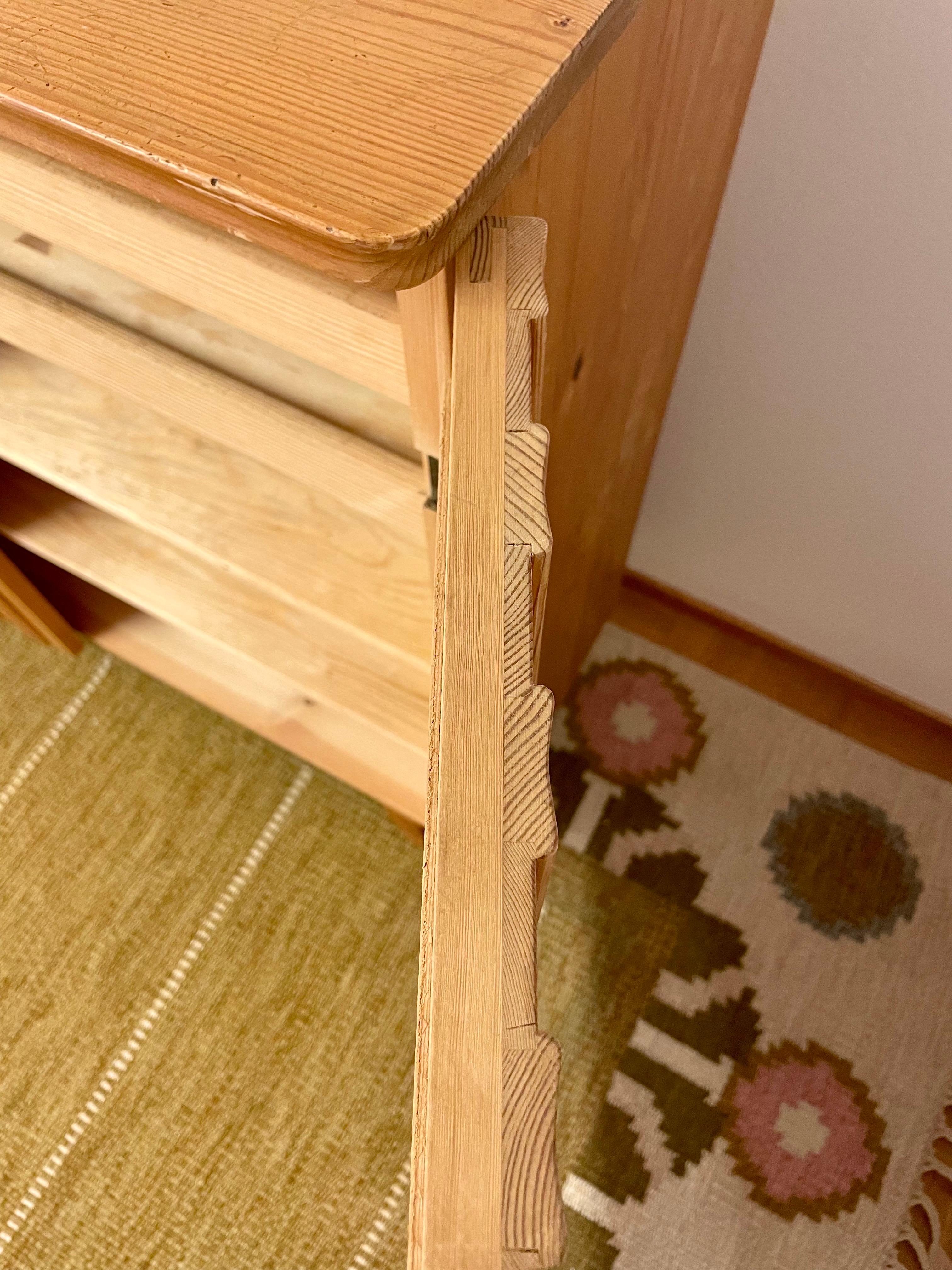 Mobile in pino svedese patinato degli anni '40 