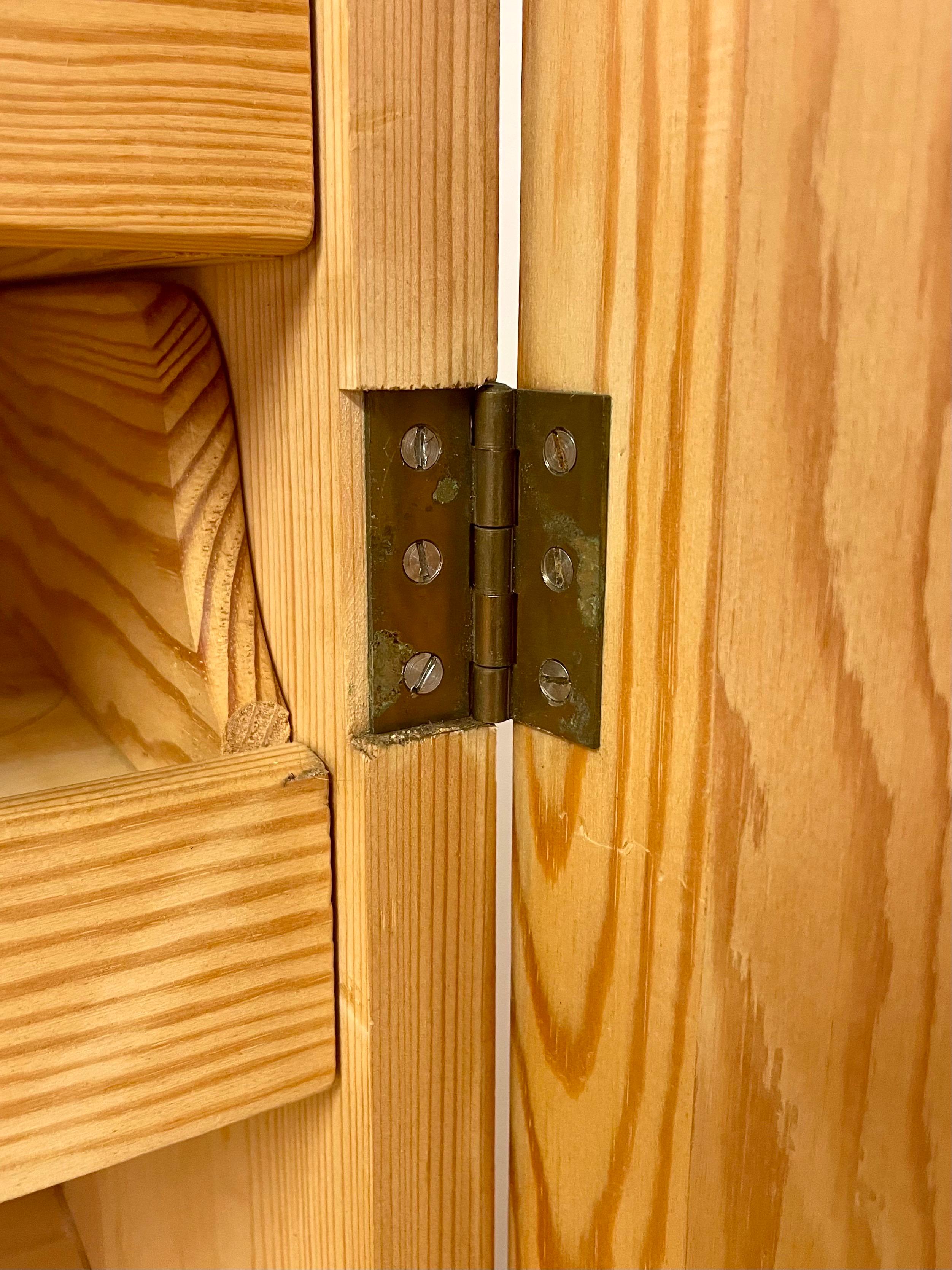 Mobile in pino svedese patinato degli anni '40 