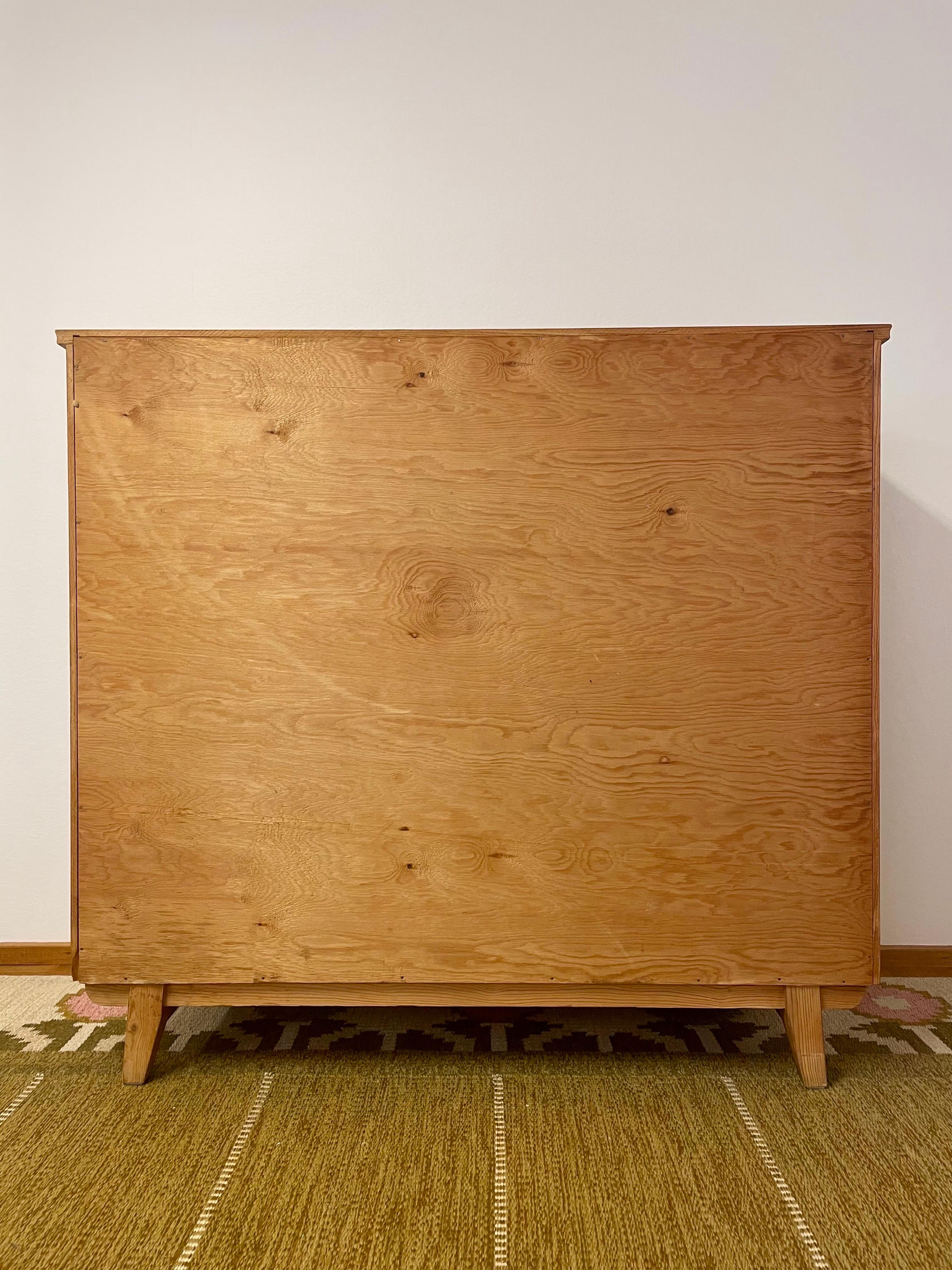 Mobile in pino svedese patinato degli anni '40 