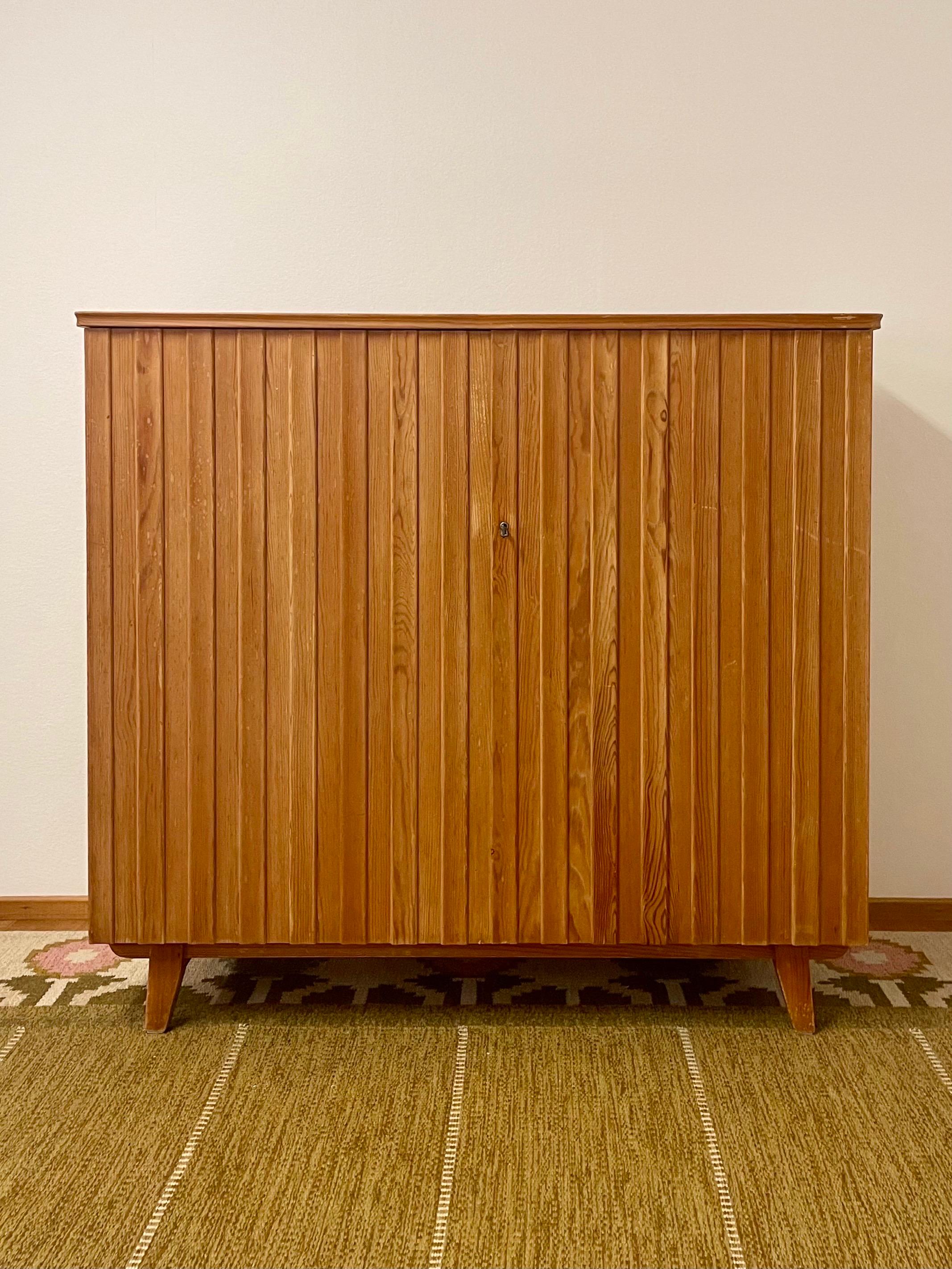 Questo è un mobile in pino svedese degli anni '40 realizzato a mano da Göran Malmvall per Karl Andersson & Söner.
Si presenta in un bellissimo pino patinato, con segni e tracce che testimoniano l'età e l'uso. Le porte sono realizzate con un disegno