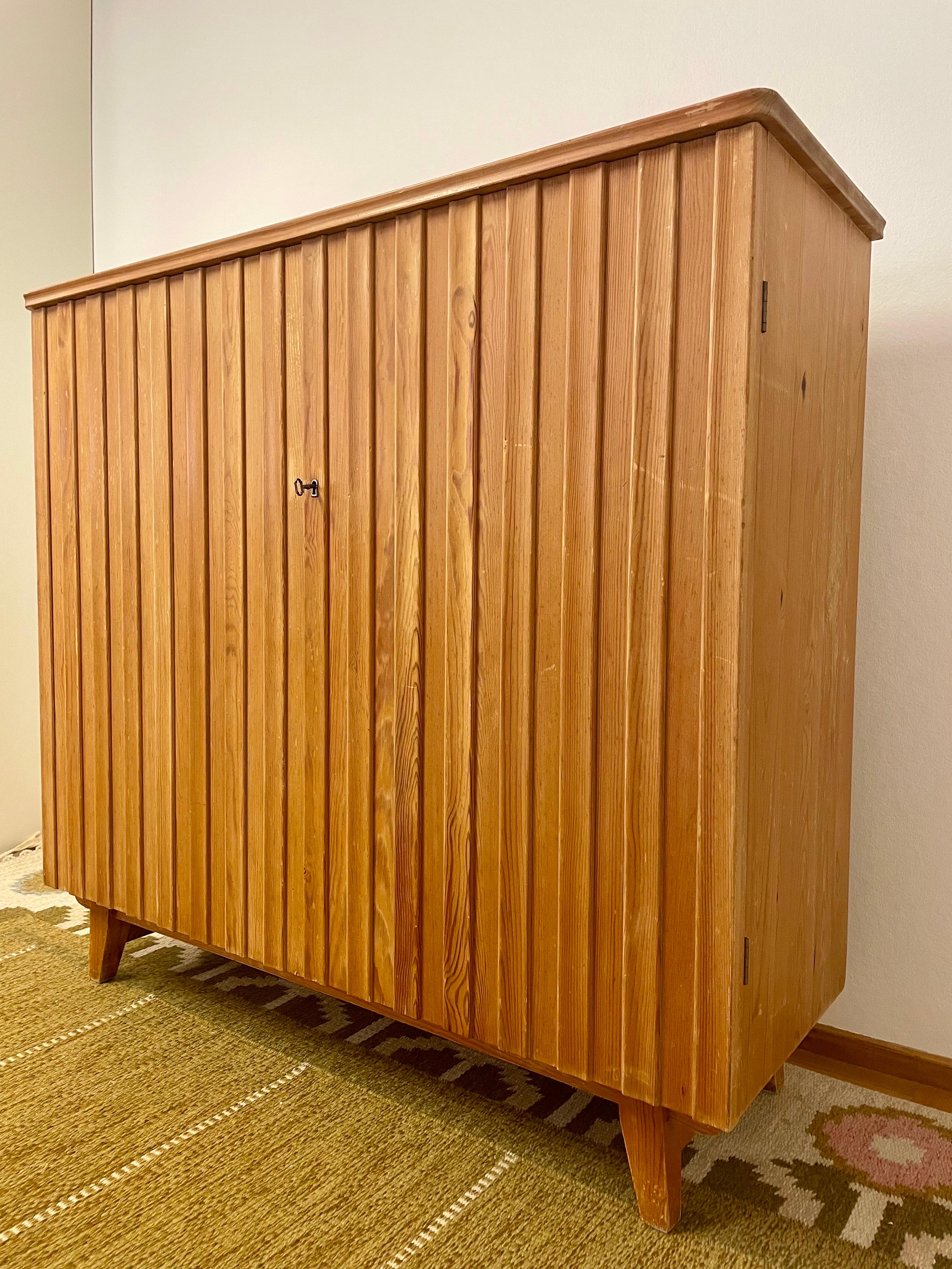 Scandinavo moderno Mobile in pino svedese patinato degli anni '40 