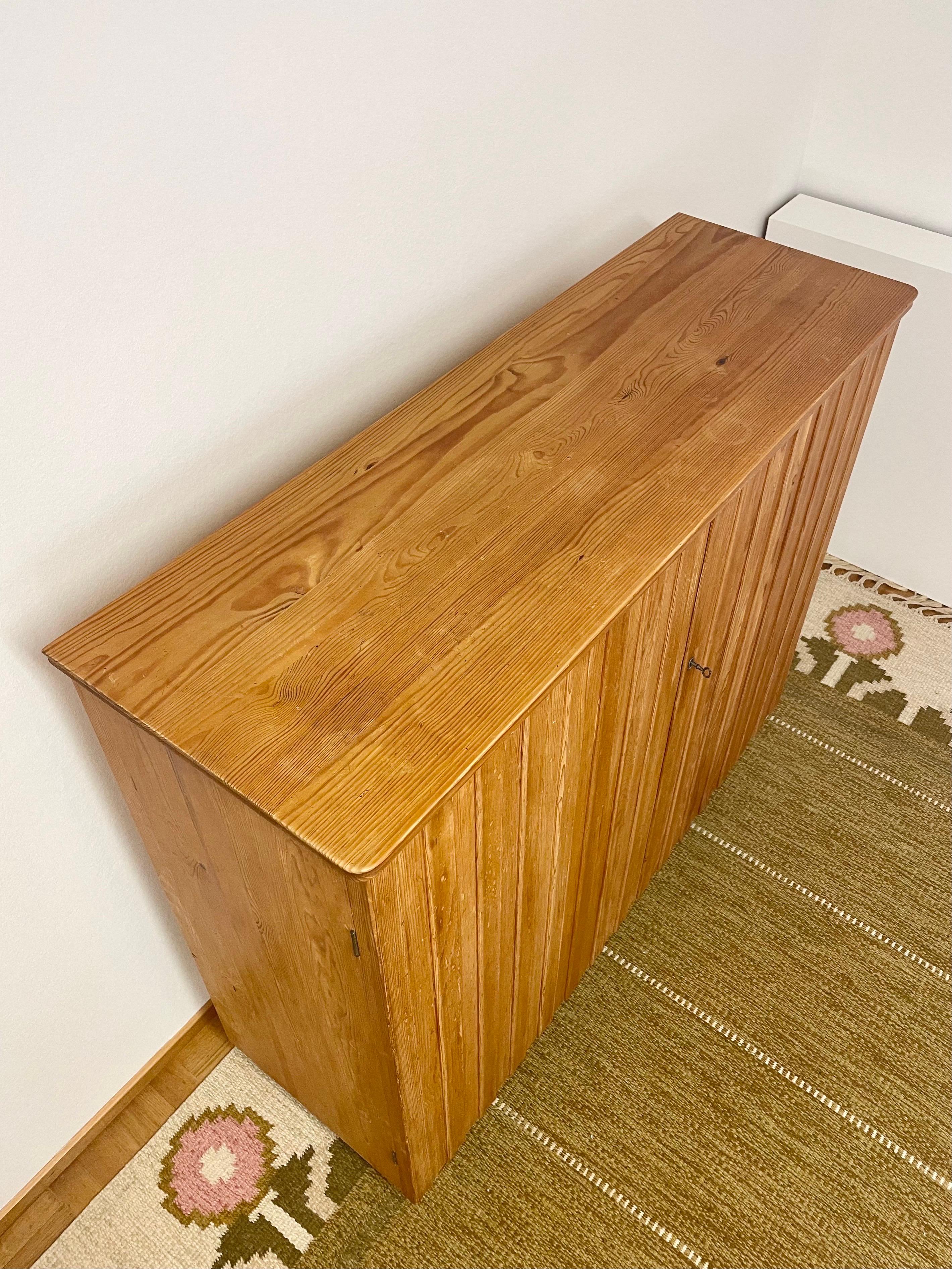 Svedese Mobile in pino svedese patinato degli anni '40 