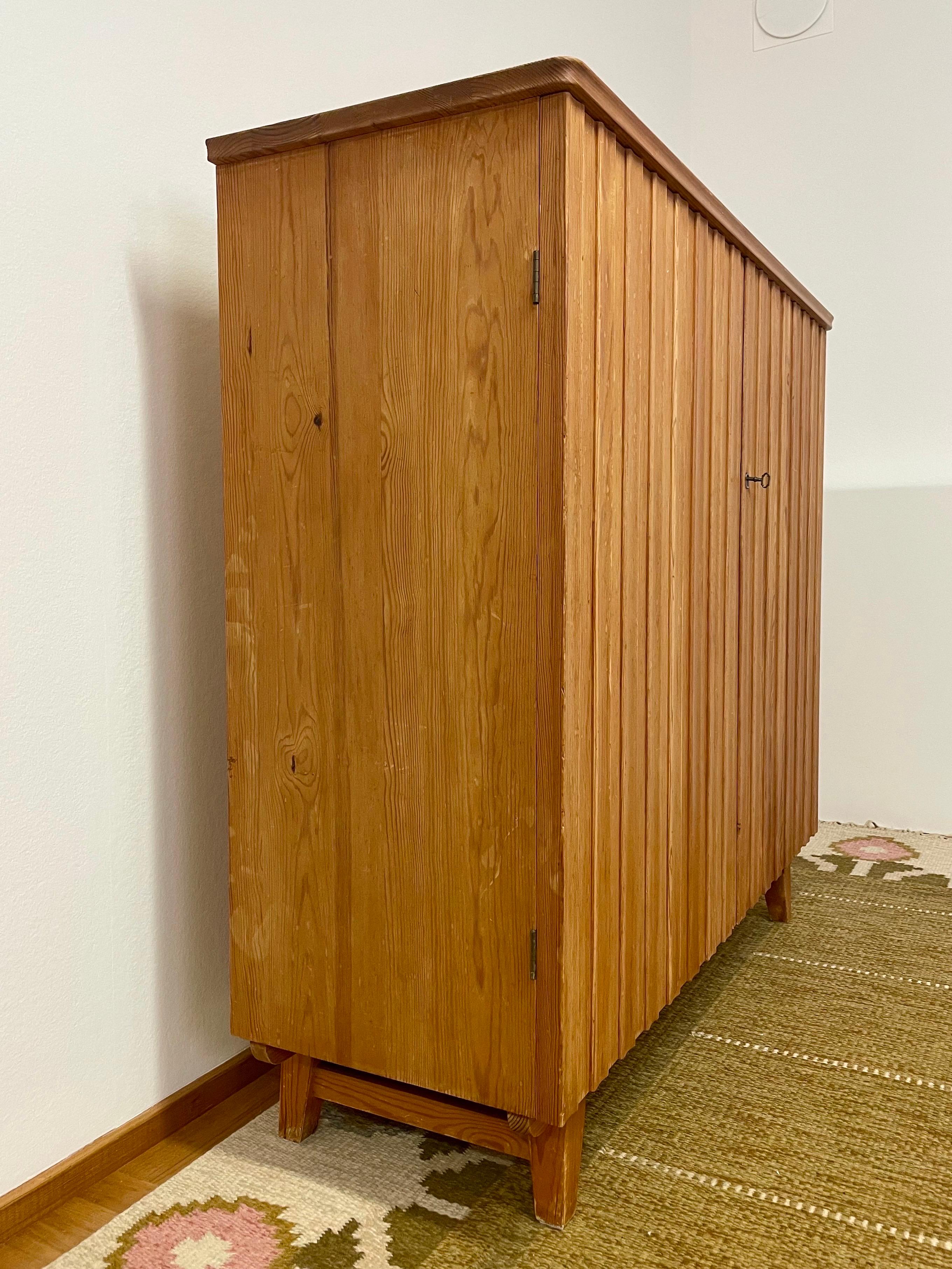 Fatto a mano Mobile in pino svedese patinato degli anni '40 