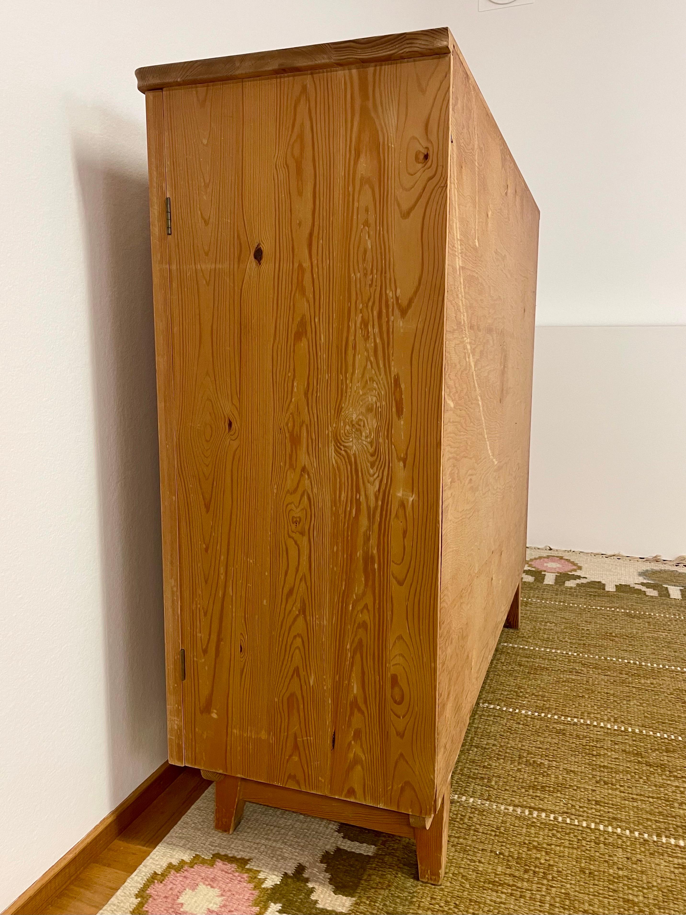 Mobile in pino svedese patinato degli anni '40 