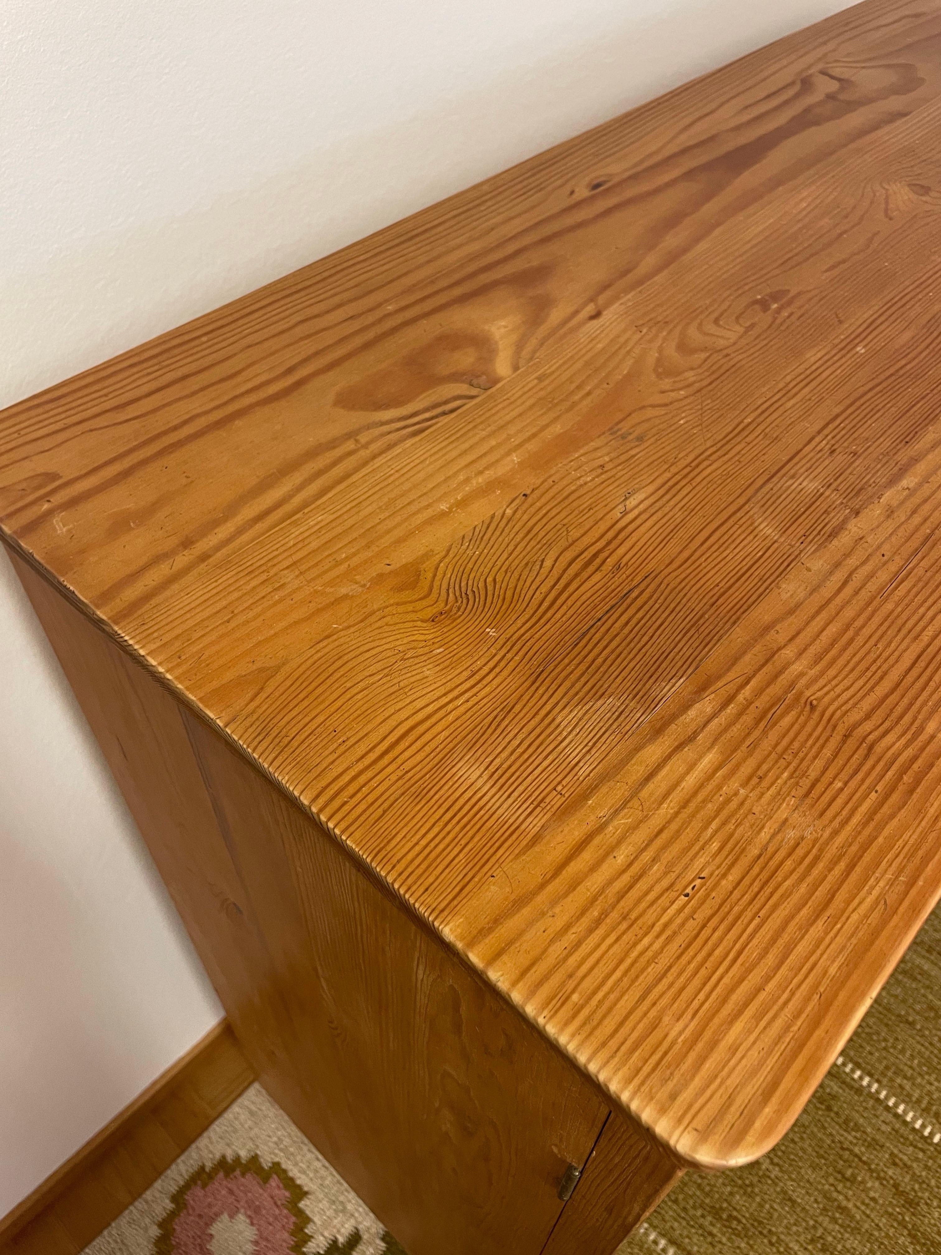 Pino Mobile in pino svedese patinato degli anni '40 