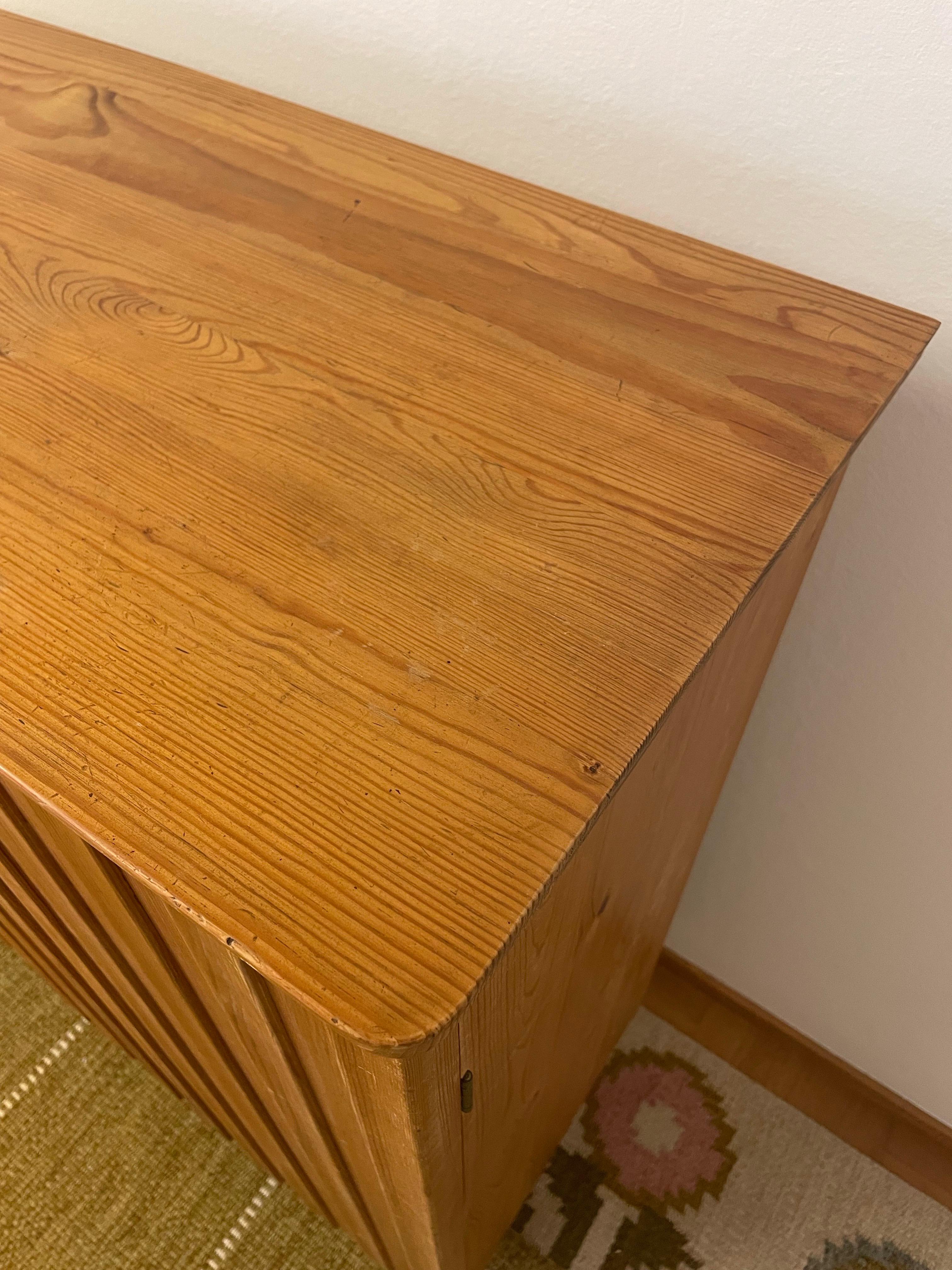 Mobile in pino svedese patinato degli anni '40 