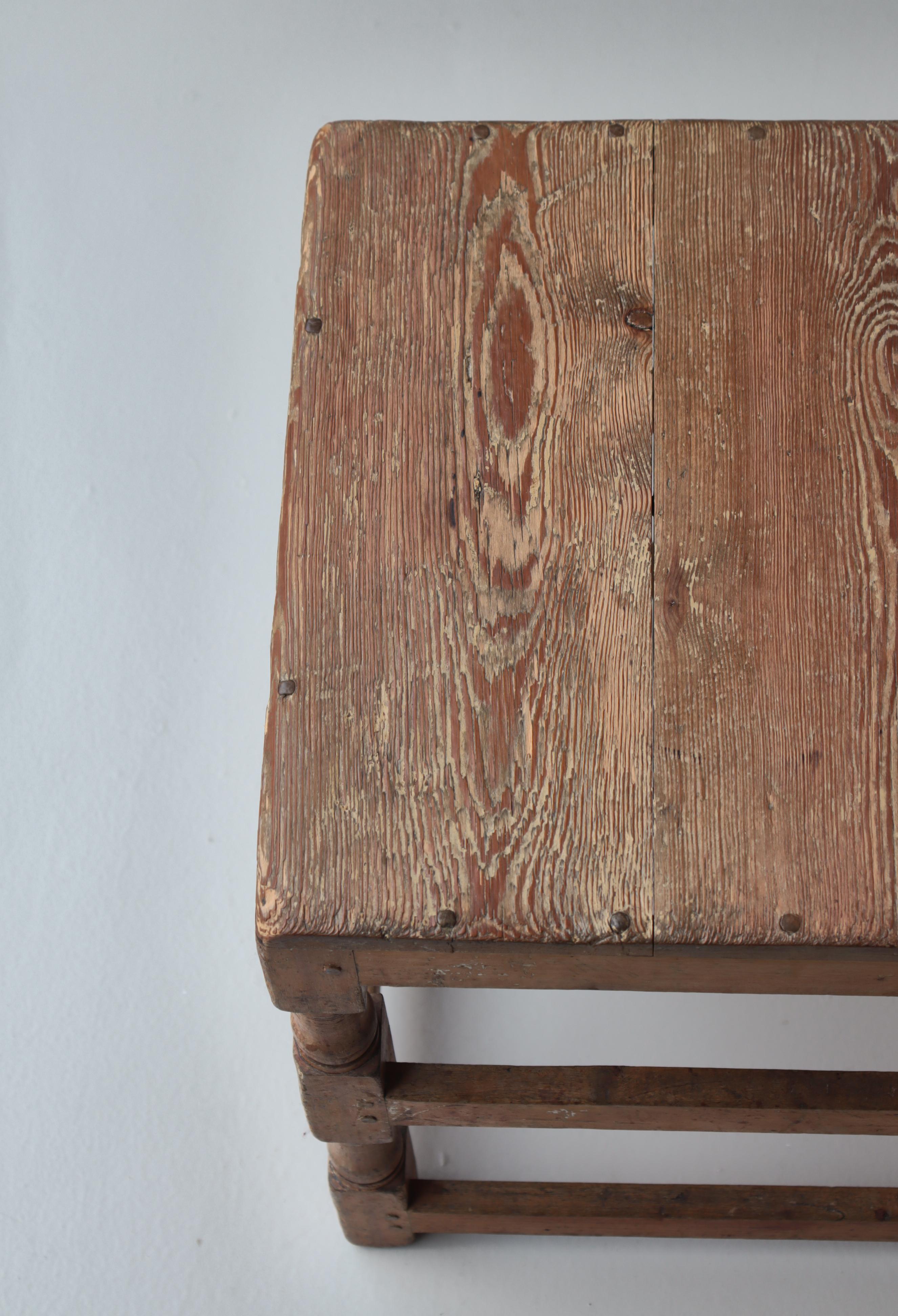 Sedie laterali in legno di pino patinato di arte popolare svedese del 19° secolo. Secolo in vendita 5