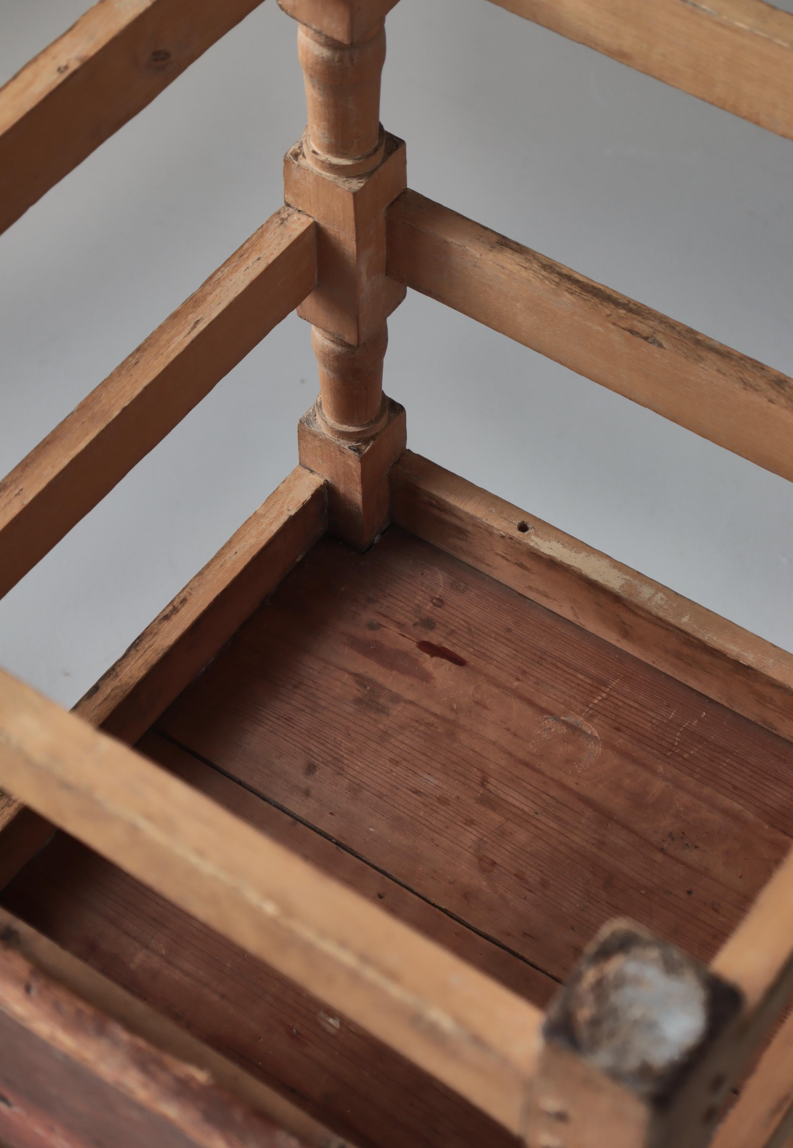 Sedie laterali in legno di pino patinato di arte popolare svedese del 19° secolo. Secolo in vendita 12
