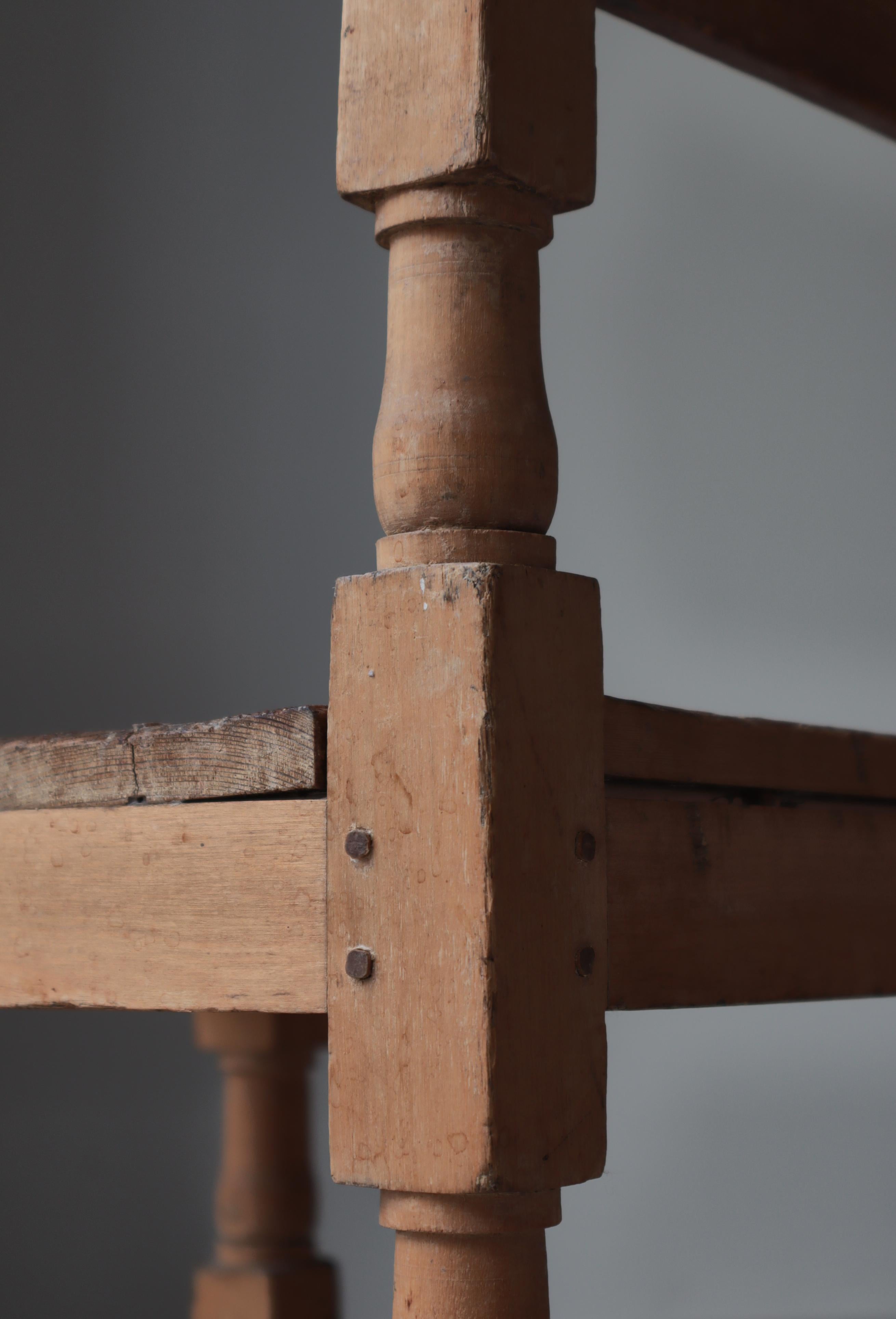 Sedie laterali in legno di pino patinato di arte popolare svedese del 19° secolo. Secolo in vendita 6