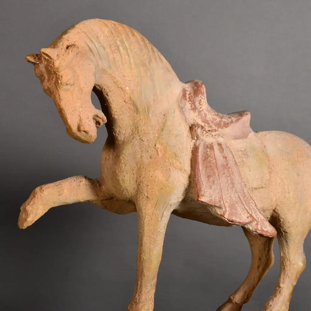 Fait main Cheval Tang en terre cuite patinée - Sculpture décorative chinoise, style impérial en vente