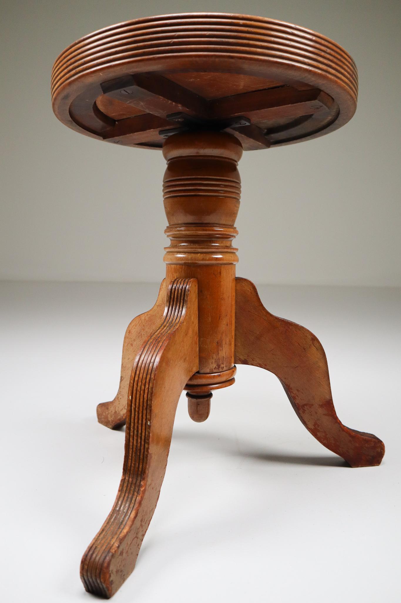Patinated Victorian Era Walnut Adjustable Harp Stool with Original Leather Seat In Good Condition In Almelo, NL