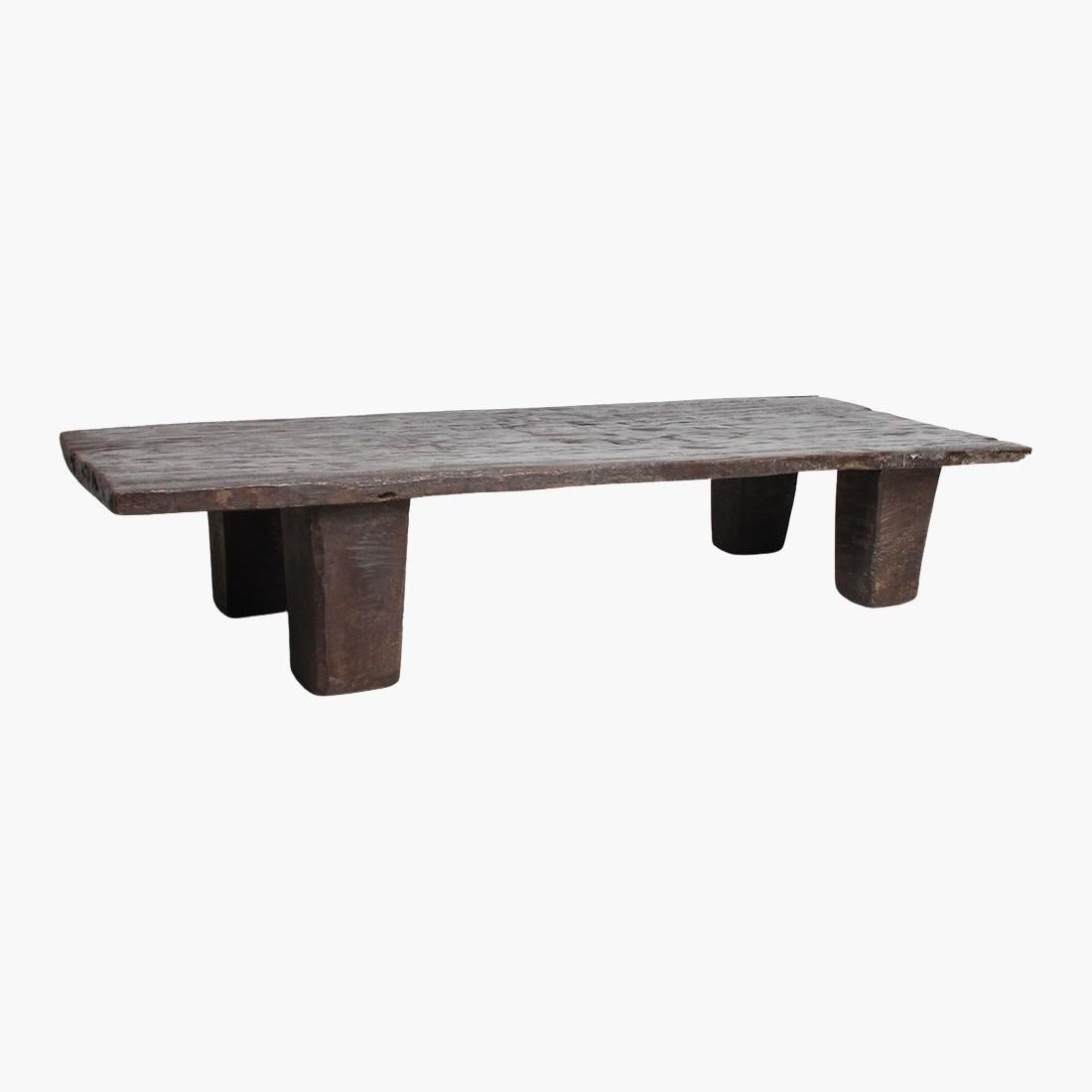 Dieser außergewöhnliche Naga-Couchtisch, der aus einem einzigen Stück Holz handgefertigt wurde, verkörpert das reiche kulturelle Erbe von Nagaland, Indien. Ursprünglich als Hochbeete entworfen, um Monsun und starkem Wind zu trotzen, haben sich diese
