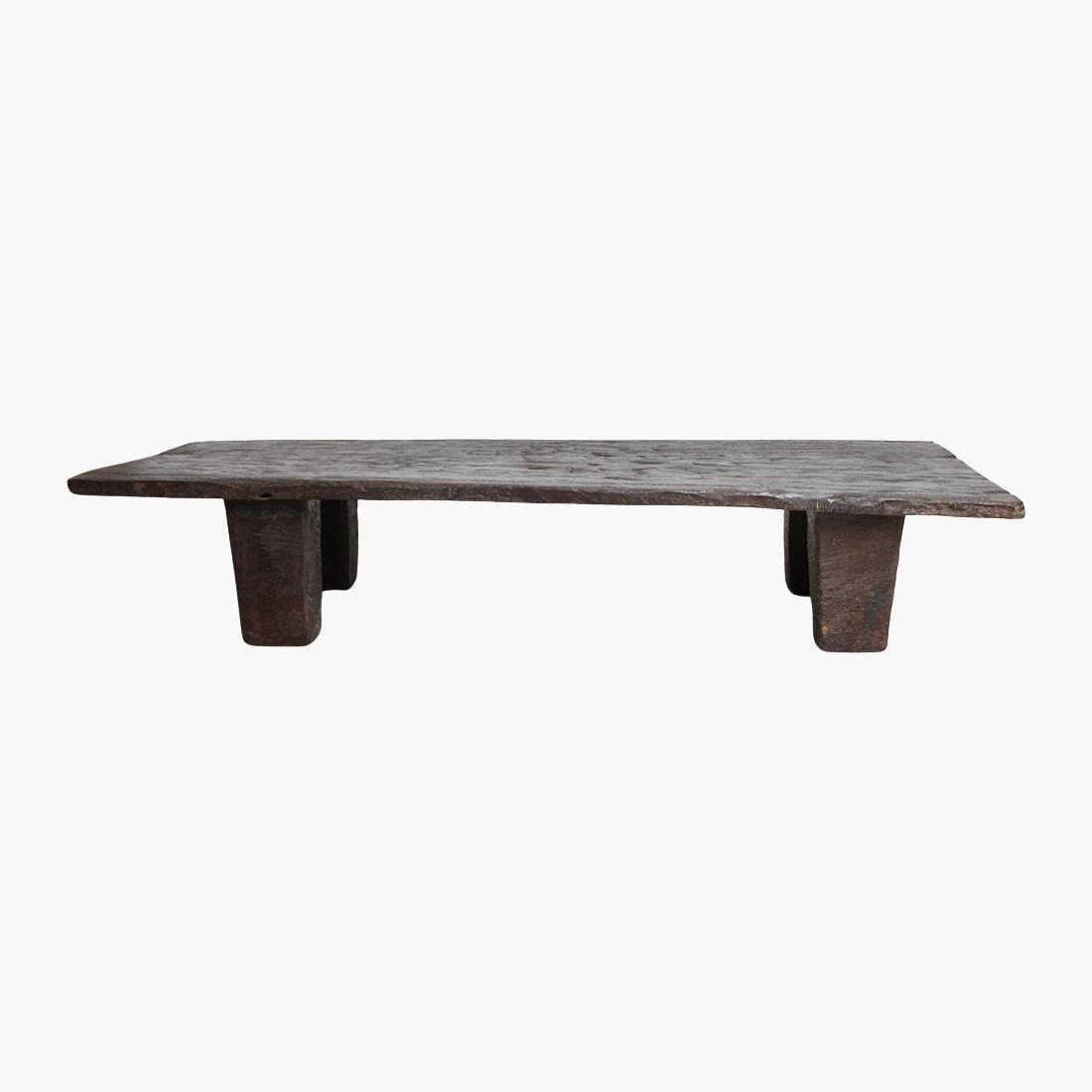 Patinierter Naga-Tisch aus Holz, hergestellt in Indien, frühes 20. Jahrhundert (Brutalismus) im Angebot