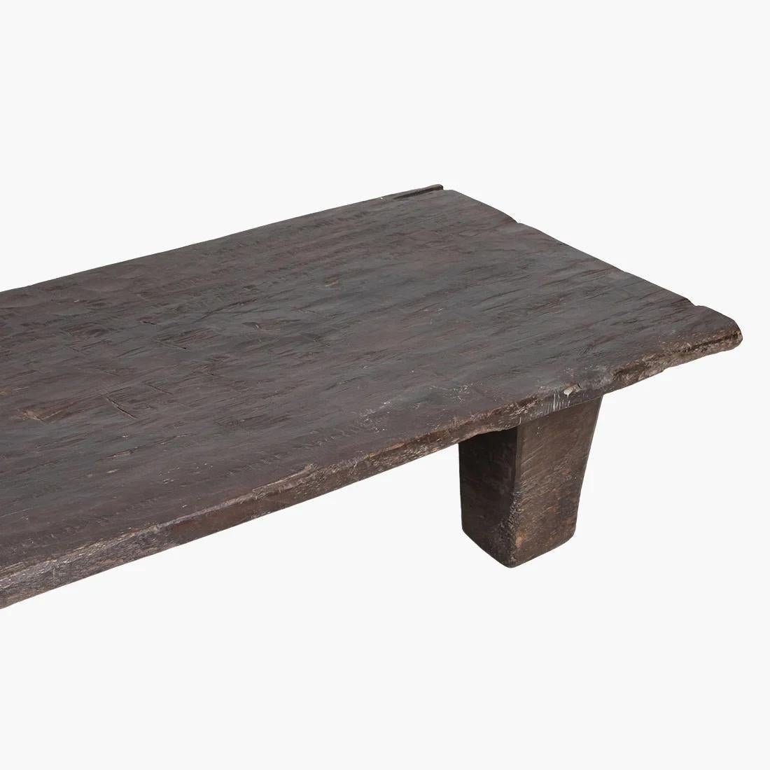 Patinierter Naga-Tisch aus Holz, hergestellt in Indien, frühes 20. Jahrhundert (Indisch) im Angebot