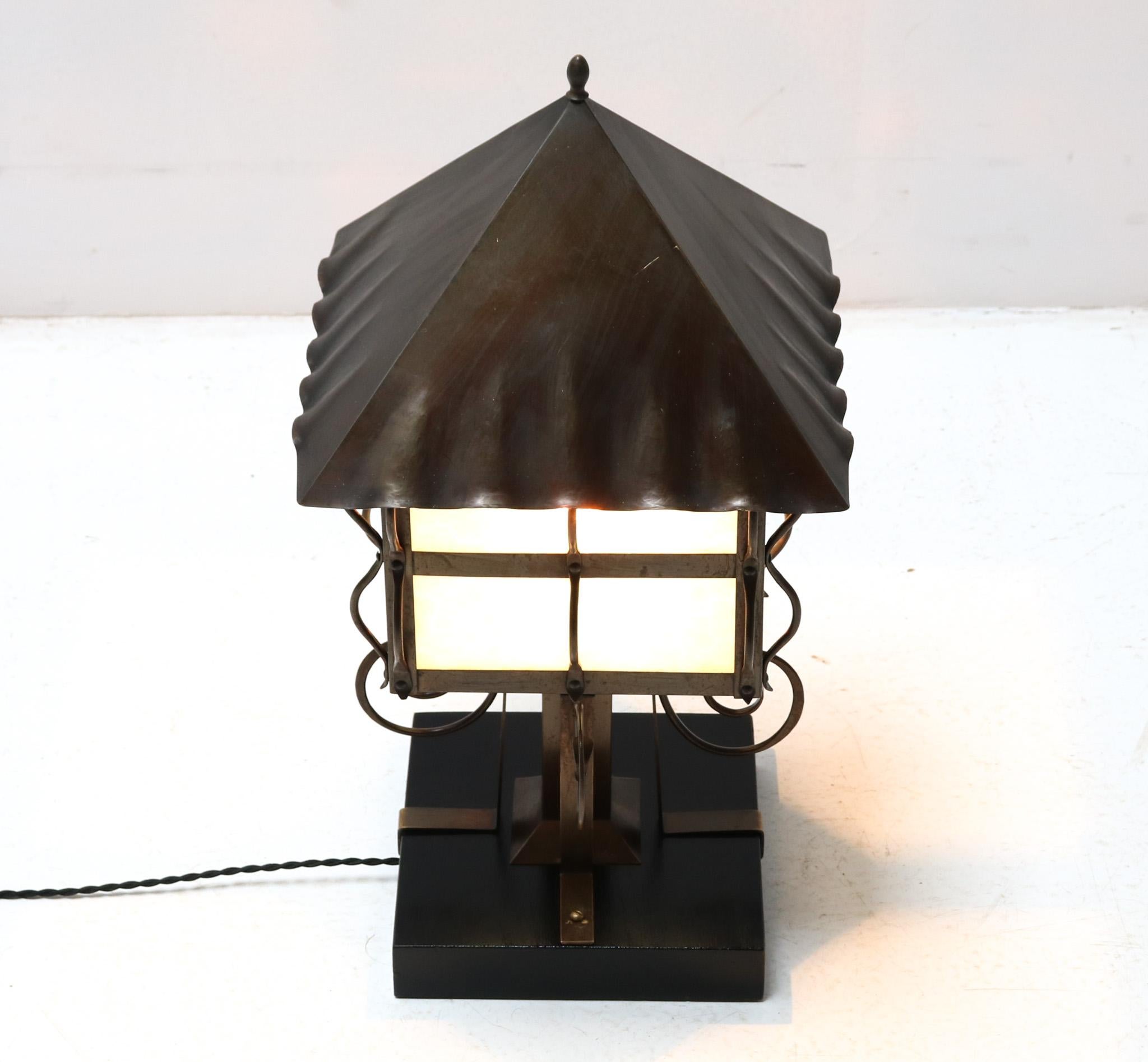 Britannique Lampe de bureau Arts & Crafts en fer forgé patiné, années 1900 en vente