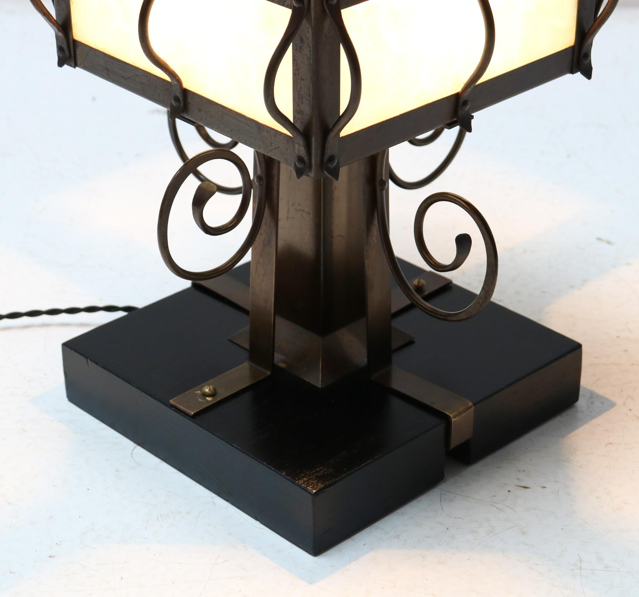 Début du 20ème siècle Lampe de bureau Arts & Crafts en fer forgé patiné, années 1900 en vente