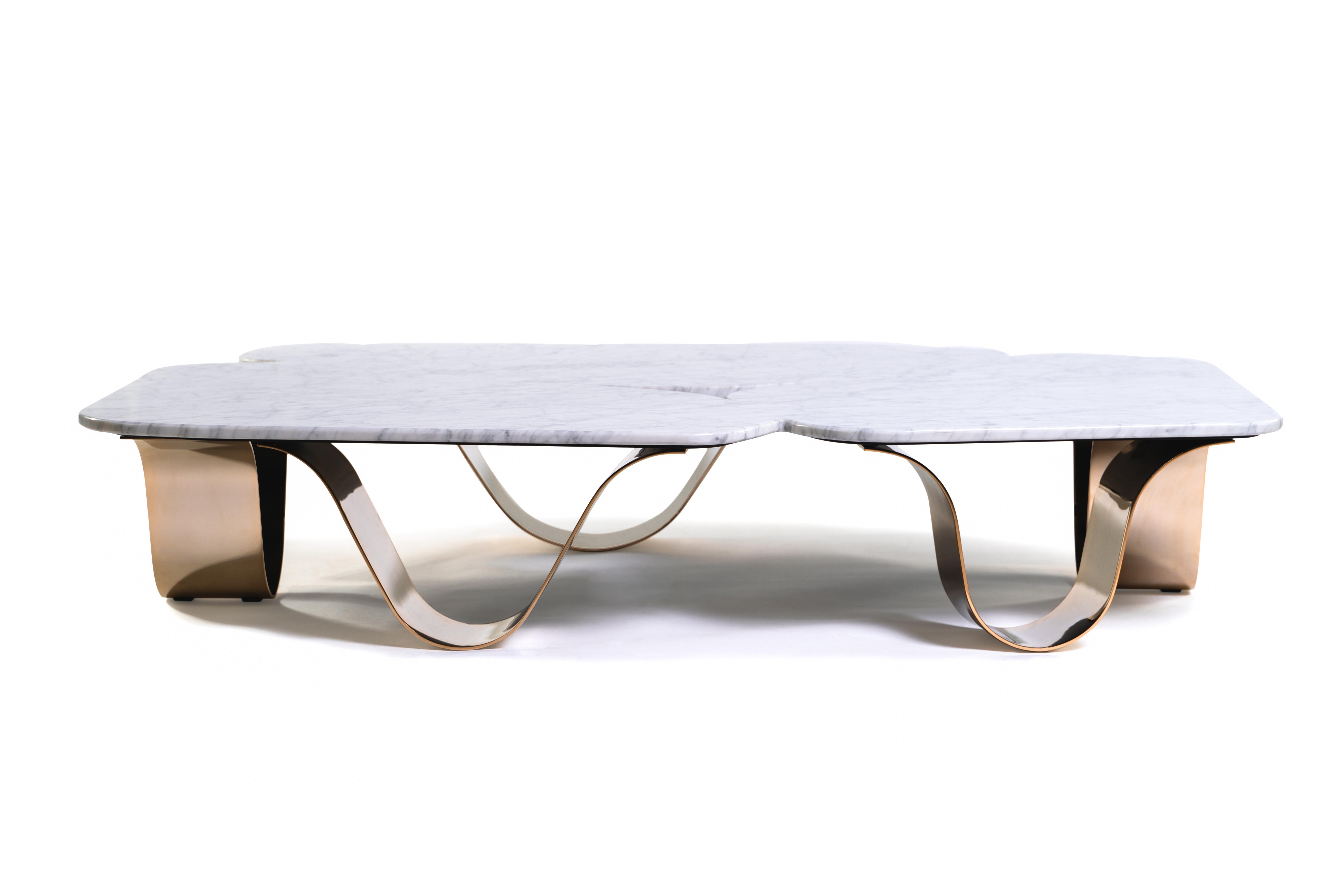Kai Mitteltisch 

Der Kai Couchtisch für den Außenbereich verbindet Design mit leichten und wellenförmigen Formen und verwendet Materialien wie Marmor und Edelstahl mit hochwertigen Oberflächen, die ihn optisch ansprechend machen. Ein großer Tisch,