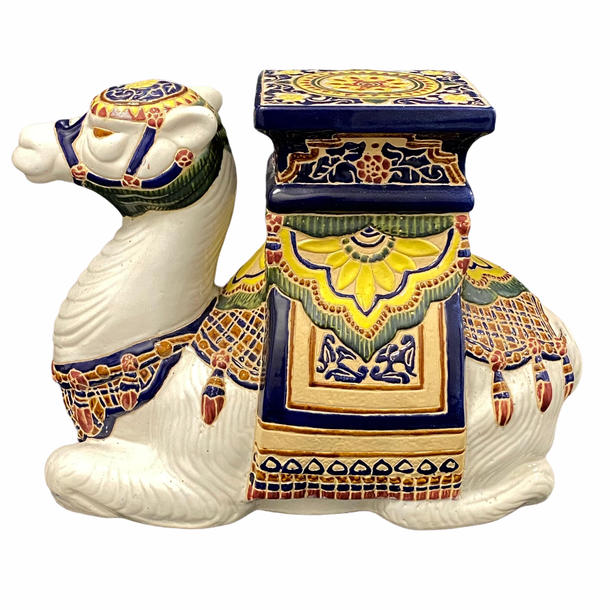 Mitte des 20. Jahrhunderts glasierter Kamel-Gartenhocker aus Keramik, Blumentopfsitz oder Beistelltisch. Handgefertigte Keramik. Eine schöne Ergänzung für Ihr Haus, Ihre Terrasse oder Ihren Garten.
  