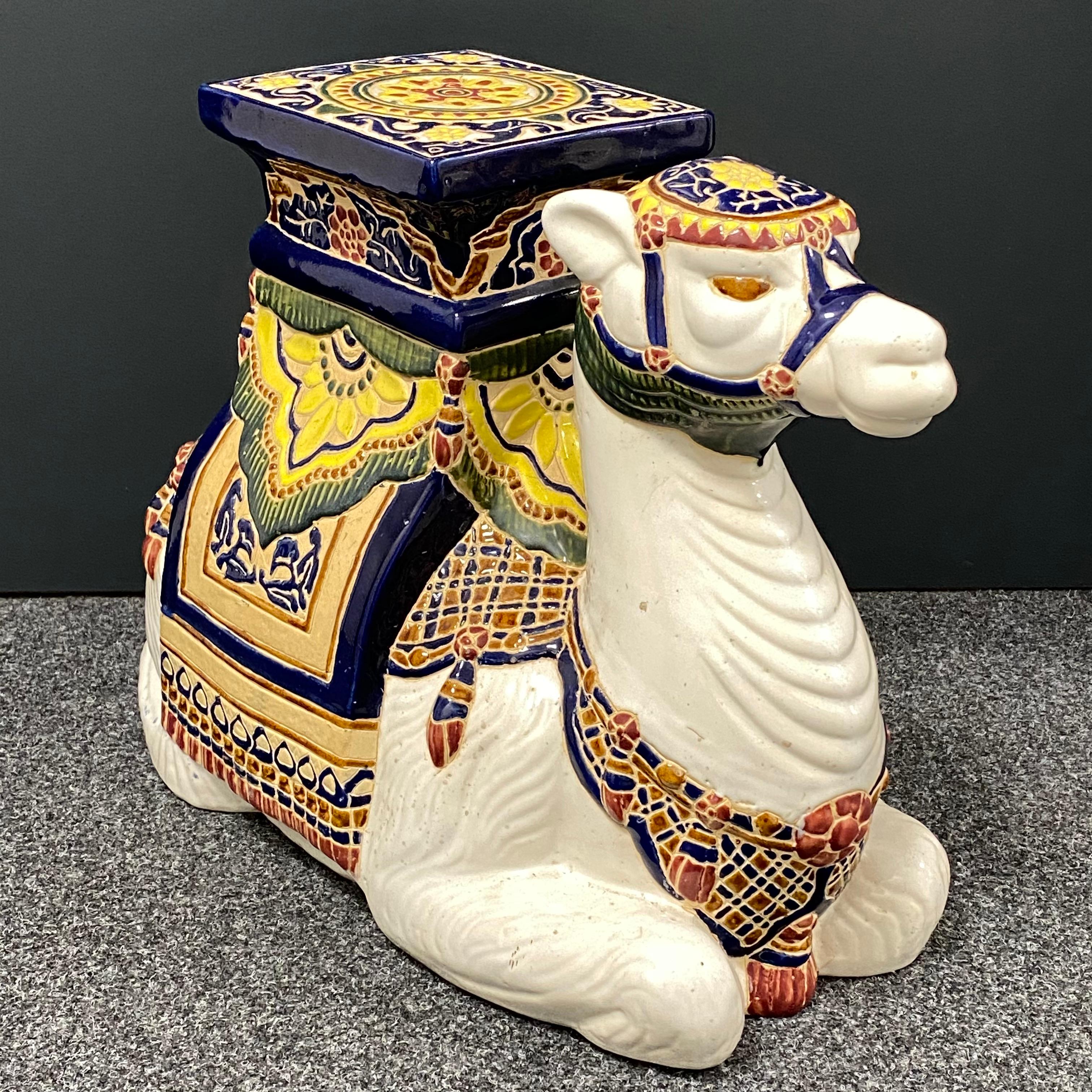 Céramique Tabouret de jardin ou table d'appoint en céramique pour patio Hollywood Regency en forme de camel en vente
