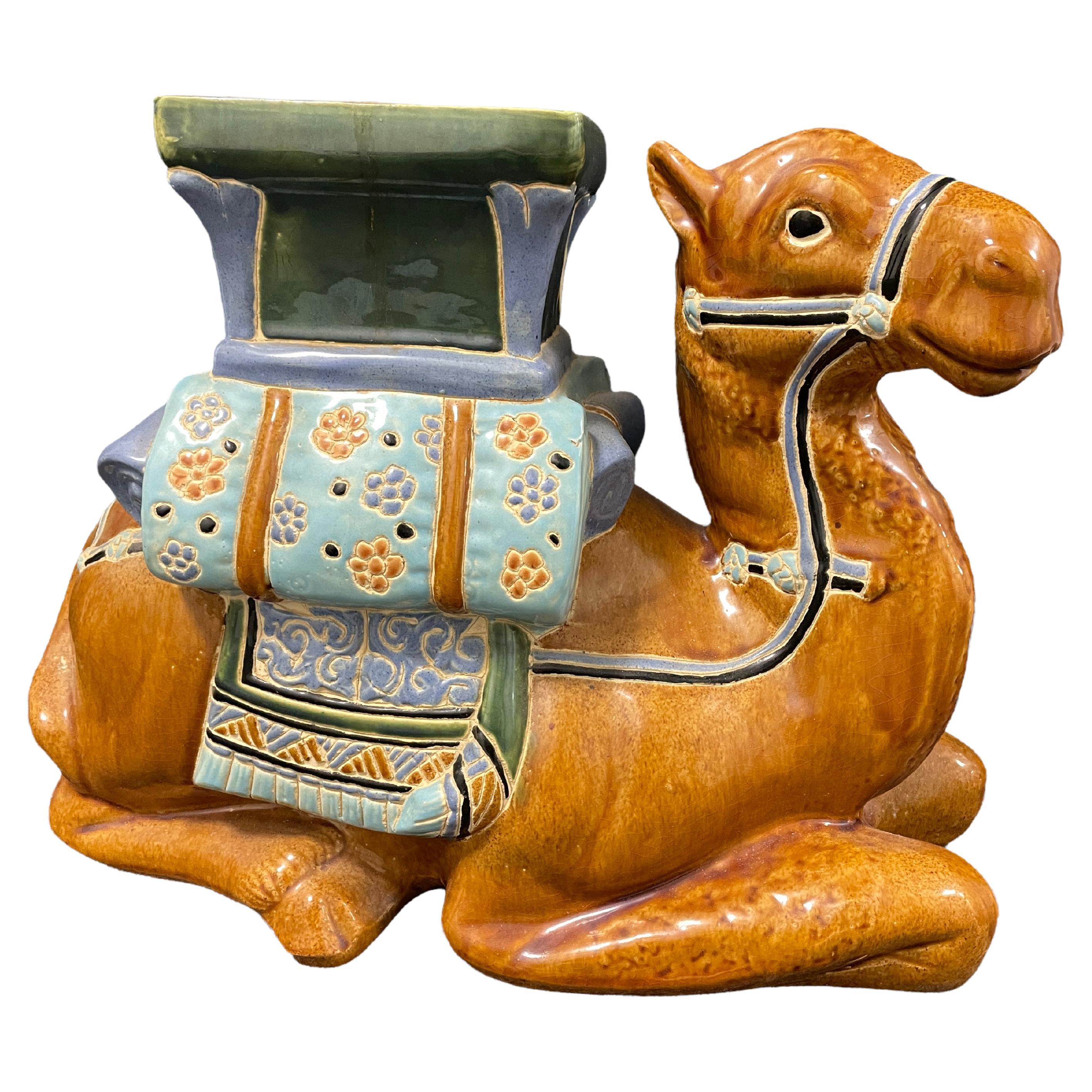Tabouret de jardin ou table d'appoint en céramique pour patio Hollywood Regency en forme de camel