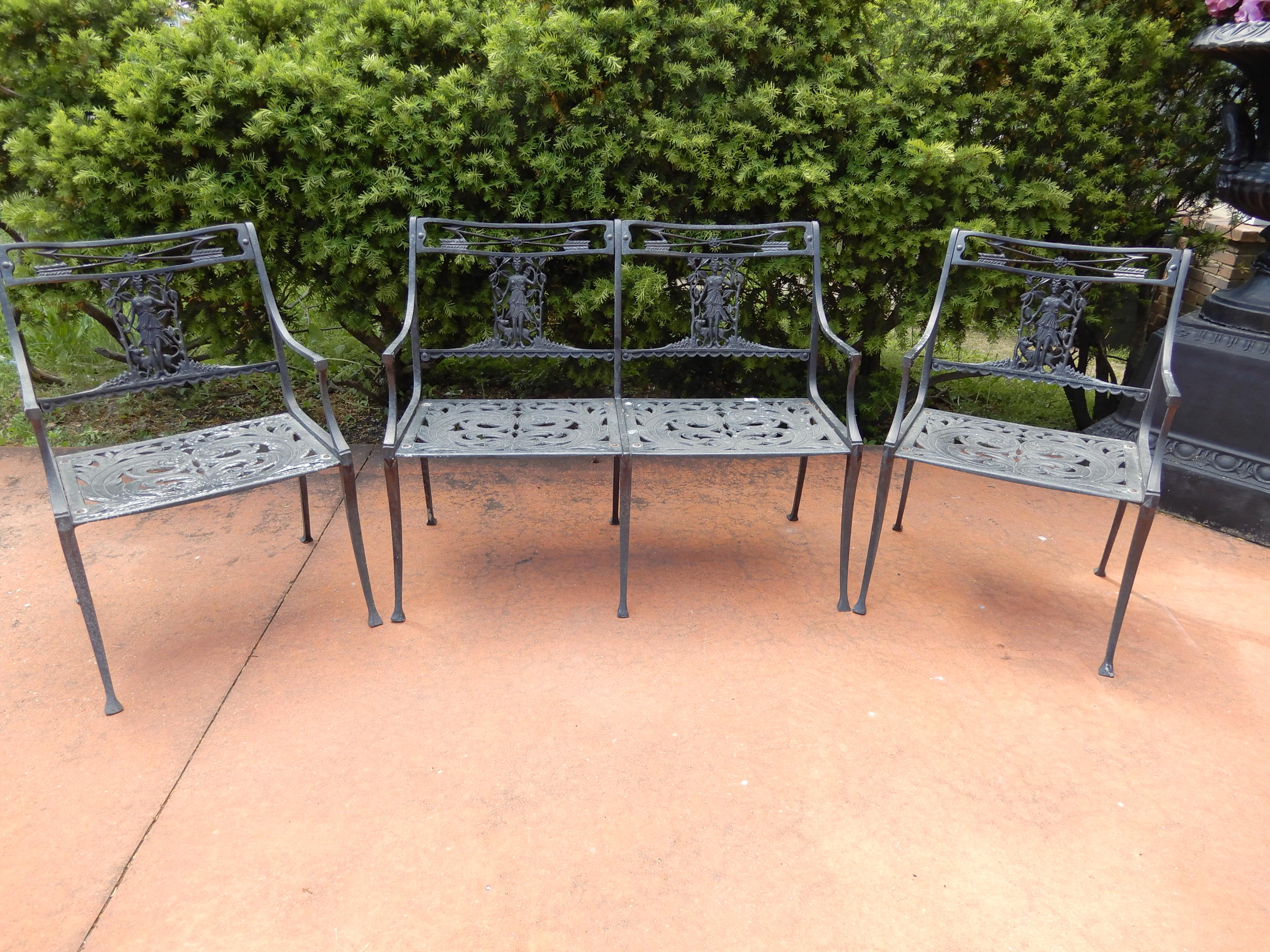 Patio Set by Molla Diana the Huntress Pattern In Good Condition For Sale In Long Island, NY