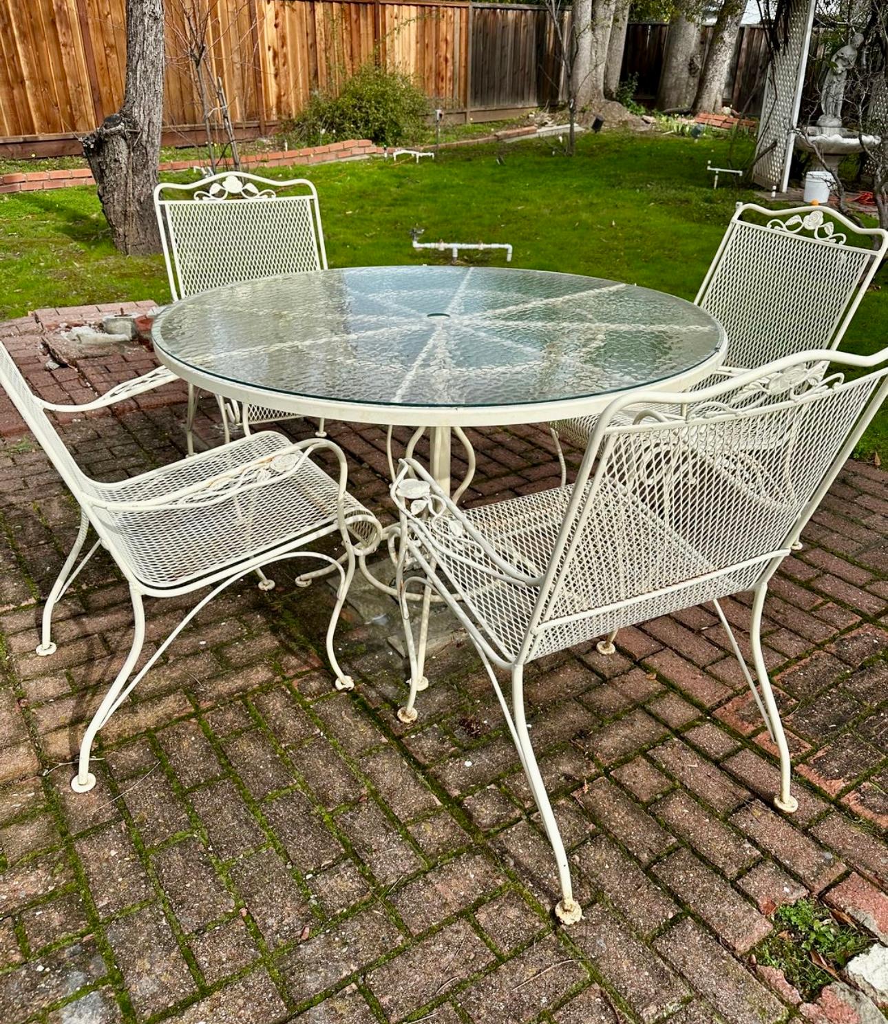 Un magnifique ensemble de patio vintage de la collection Russell Woodard Salterini
Circa 1960's
Modèle rare à trouver
Table et 4 fauteuils à motif de roses et de feuilles
Table en verre de 48