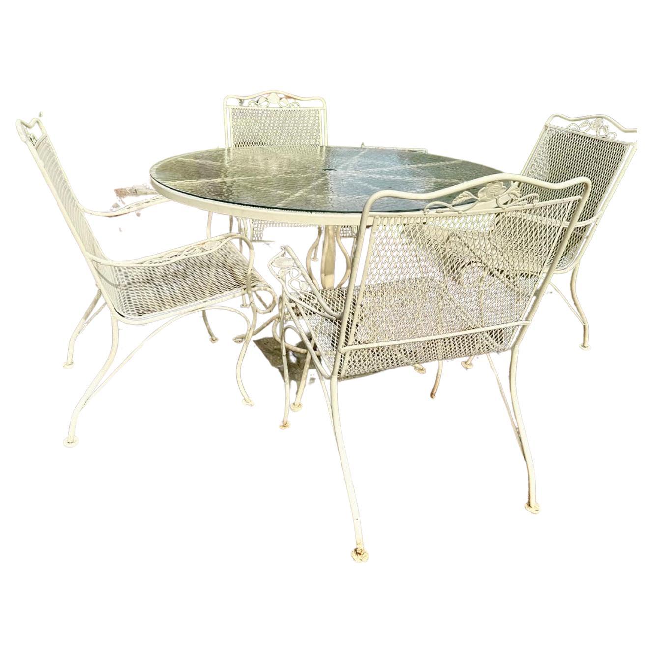 Ensemble de patio par Woodard, Collection Salterini, table 48" D. et 4 fauteuils de salle à manger en vente