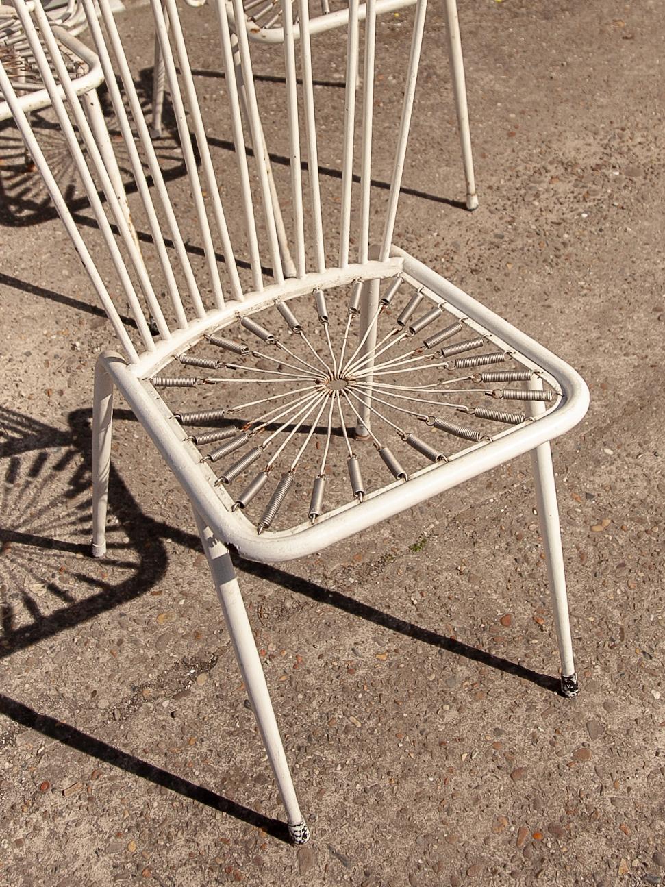 Patio set Wrought Iron White Painted Metal Bistro Chairs and Sofa, France 1950s In Fair Condition For Sale In Antwerp, BE