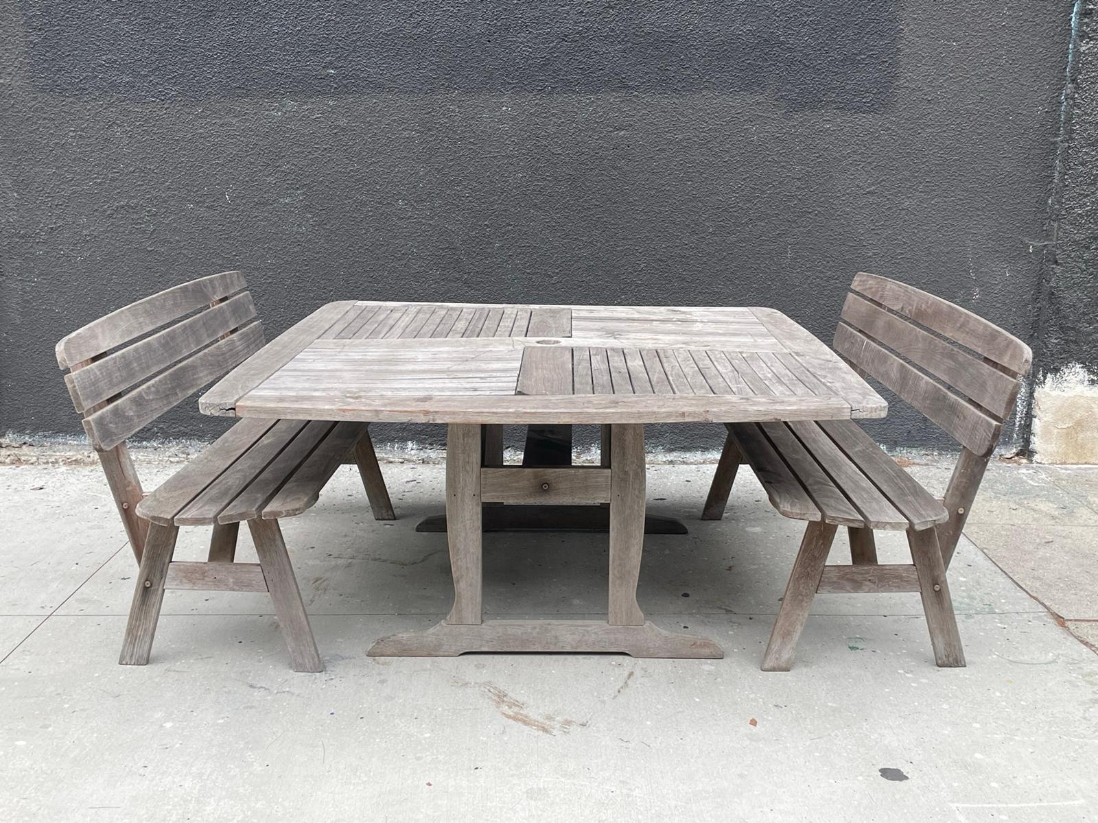 Der Patio Table & Benches von Jensen-Jarrah ist eine wunderbare Ergänzung für jeden Außenbereich. Dieses in Australien aus feinem australischen Jarrah-Holz gefertigte Möbelset wird mit den hochwertigsten MATERIALEN und einer tadellosen Liebe zum