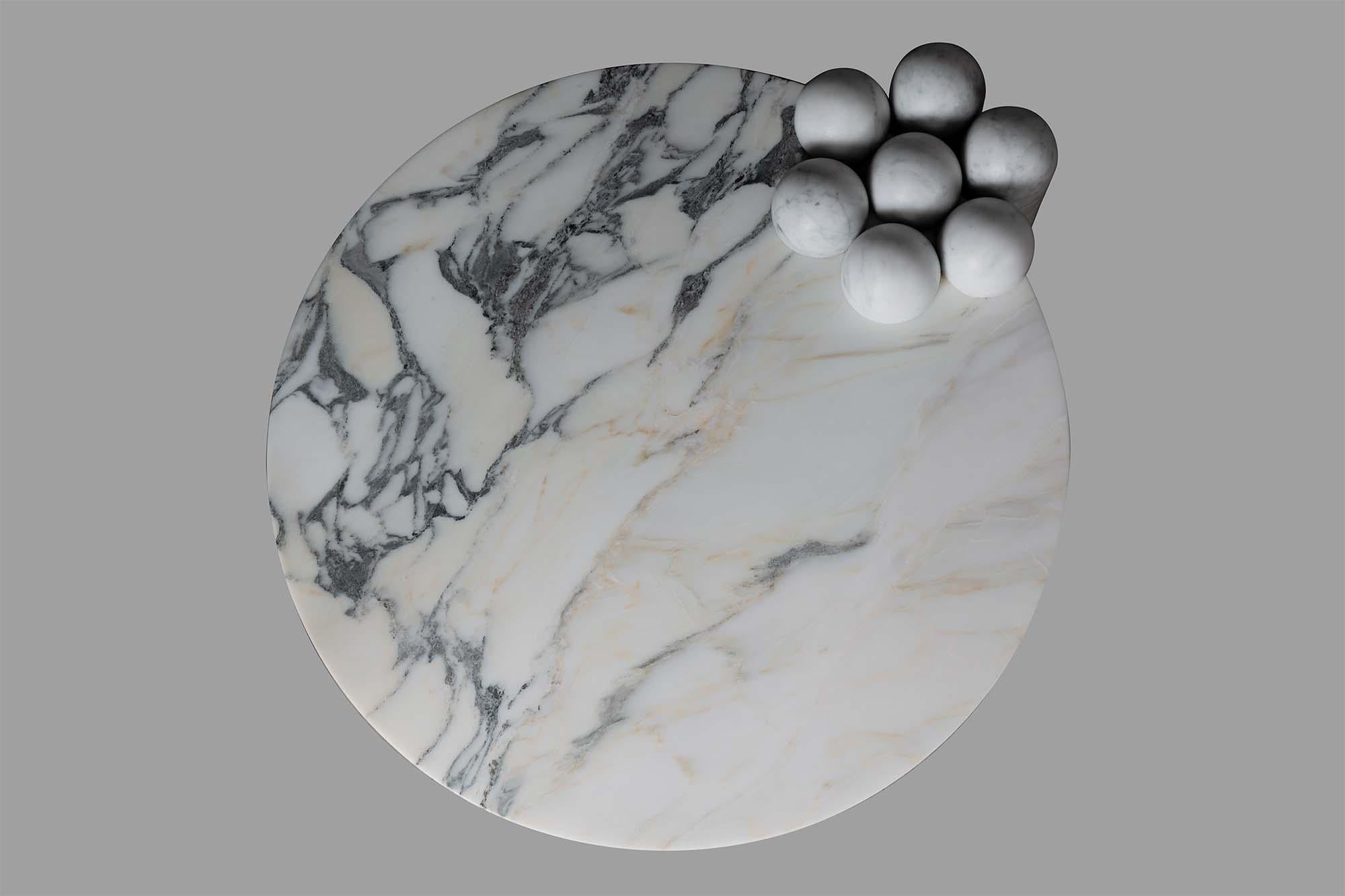 Moderne Table basse sculpturale Patisserie de Lara Bohinc en marbre mélangé, en stock en vente