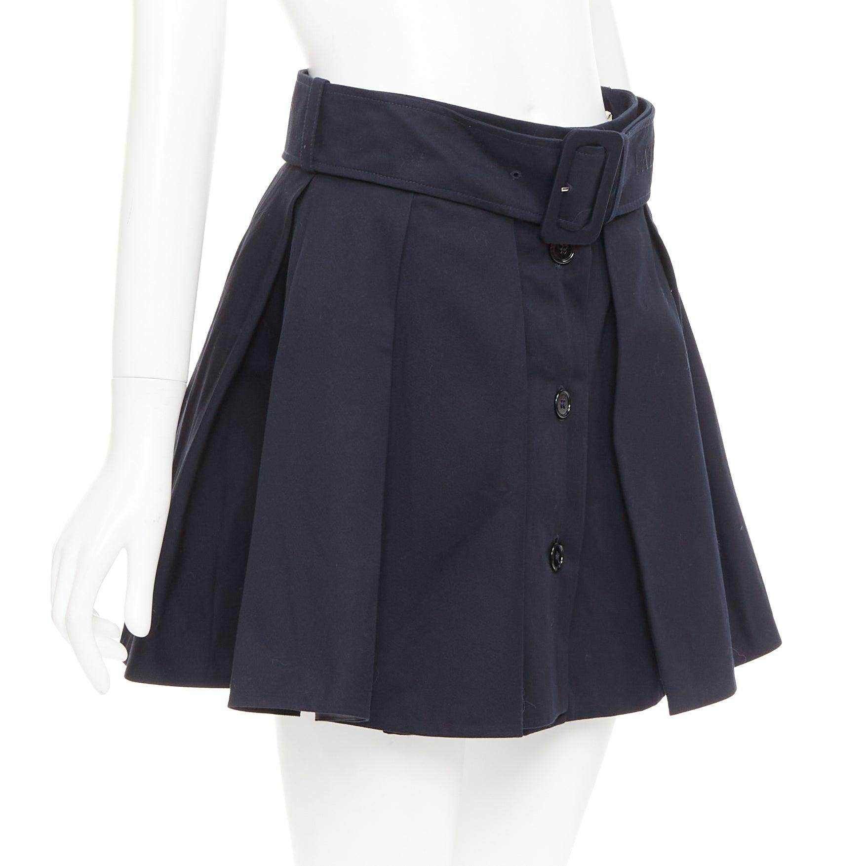 PATOU marineblauer Baumwoll-Kastenfaltenrock mit Gürtel und ausgestelltem Minirock FR38 M (Schwarz) im Angebot