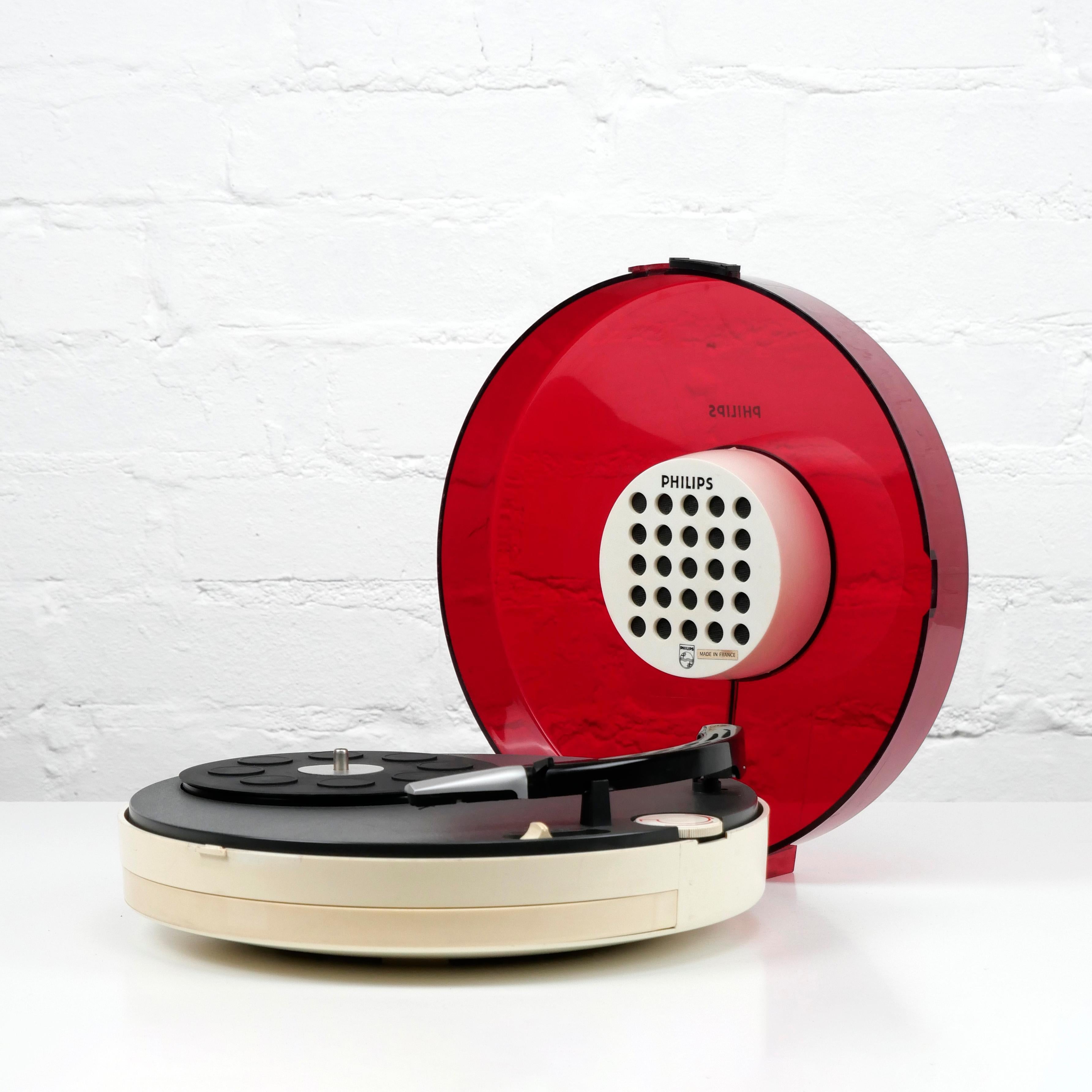 Patrice Dupont (designer)
Philips (manufacturer)

22 GF 303 'UFU' portable record player, designed, circa 1969.

White/cream plastic case with red plastic lid, dark grey plastic interior.

Plays 7” and 12” records, 33 and 45 speeds. Operates by